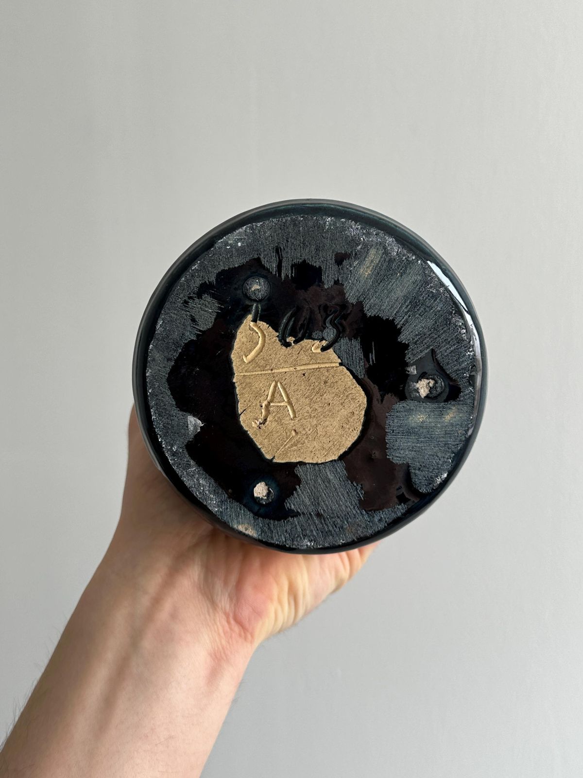 Pichet en céramique émaillée fait main, design unique avec anse en forme de serpent, finition verte et bleue, poterie artisanale photo vintage