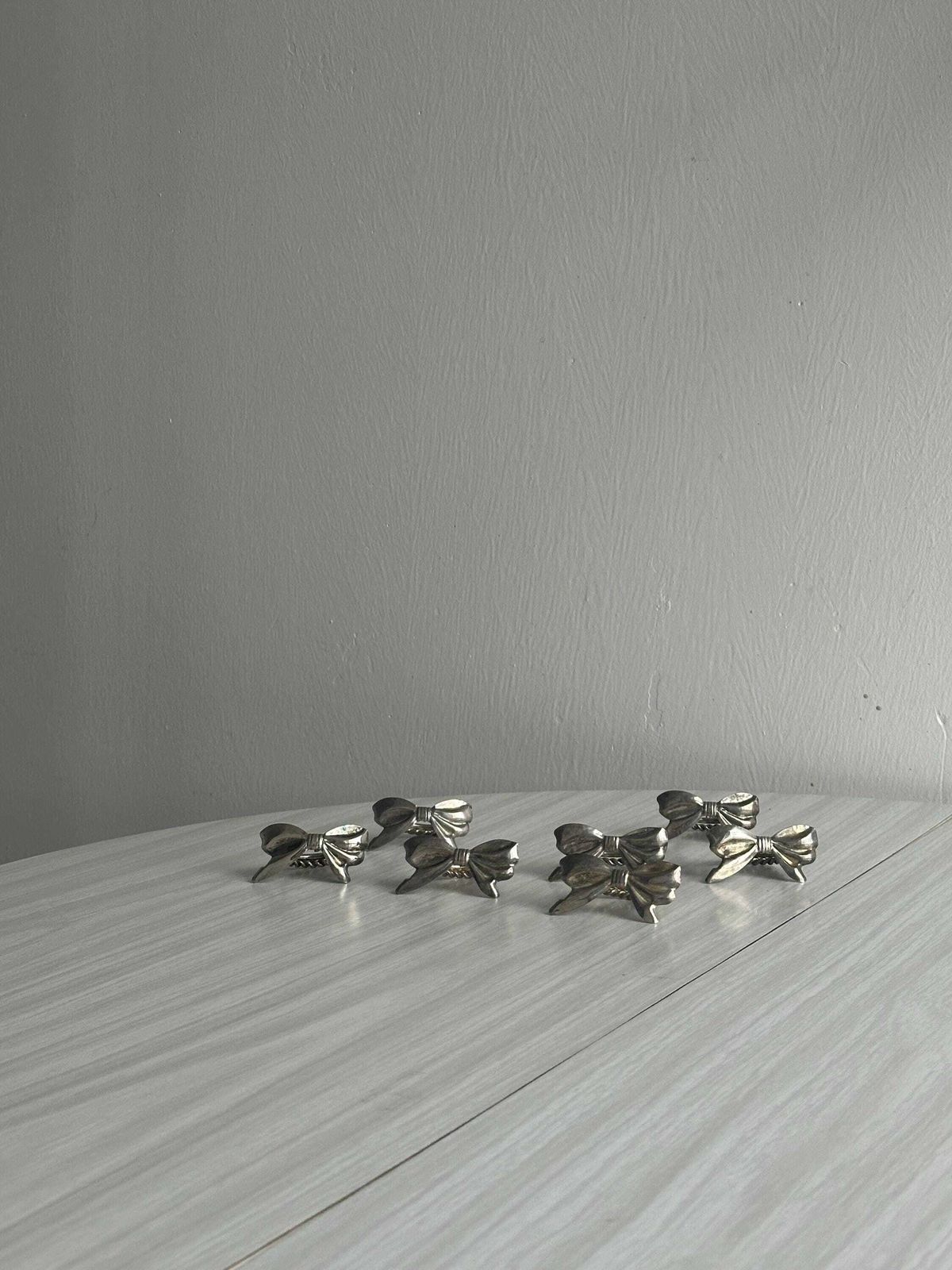 6 ronds de serviette en métal patiné, motif nœud élégant, accessoires de décoration de table raffinée, table de fête, décoration de Noël, réception photo for sale