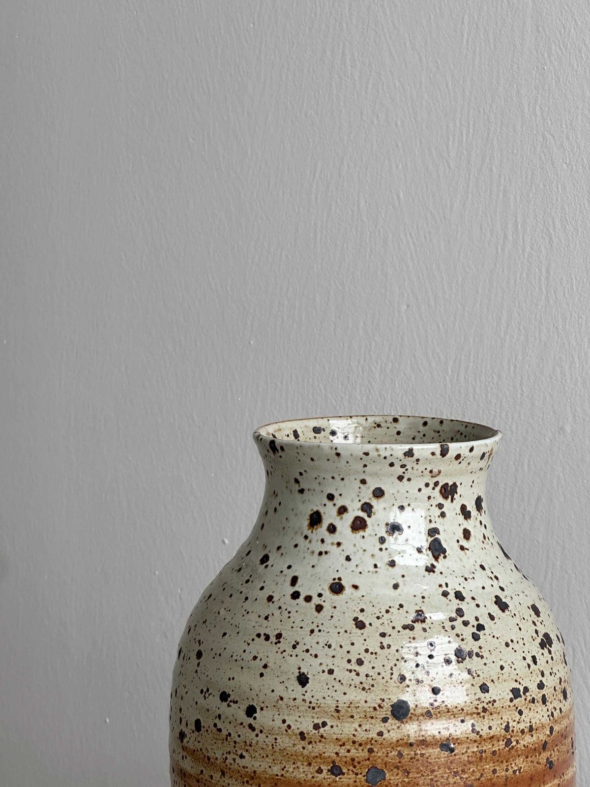 Steengoed vaas met pyriet, minimalistisch interieur, Ver Eecke, rustiek en natuurlijk, uniek handgemaakt stuk photo furniture