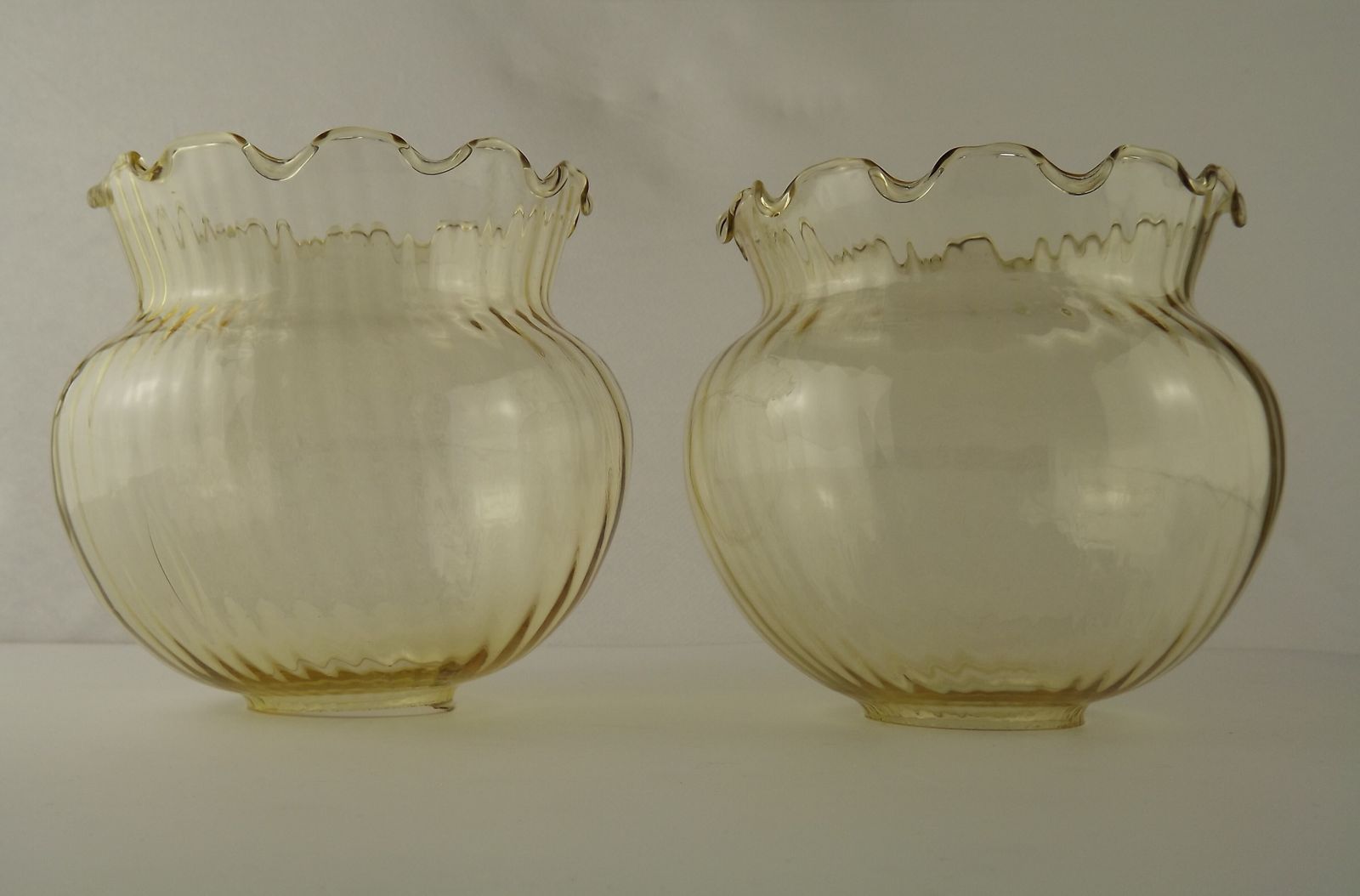 Lot de 2 abat-jour vintage en verre ambré à effet côtelé et bord festonné 5595 photo for sale