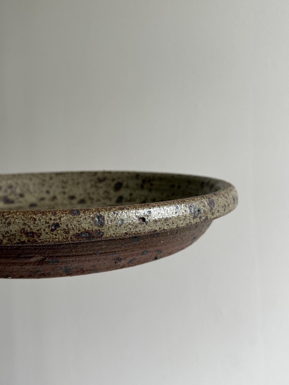 Groot antiek pyriet steengoed schaal, rustieke fruitschaal, stijlvol tafelgerei, handgemaakt tafelgerei, keukendecoratie, robuuste keramiek photo Woonaccessoires