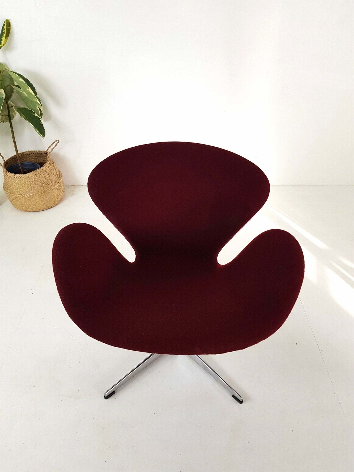 Swan Swivel Chair   Arne Jacobsen Style photo furniture