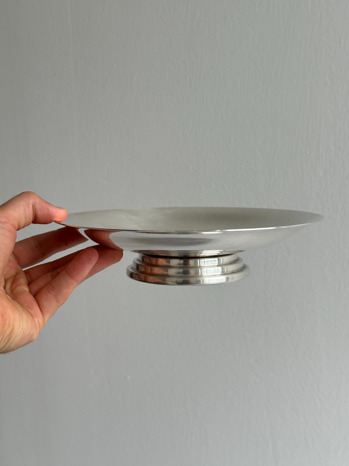 Coupe en métal argenté brillant, accessoire de table chic pour présenter des mignardises, pièce maîtresse raffinée, art de la table vintage photo Décoration