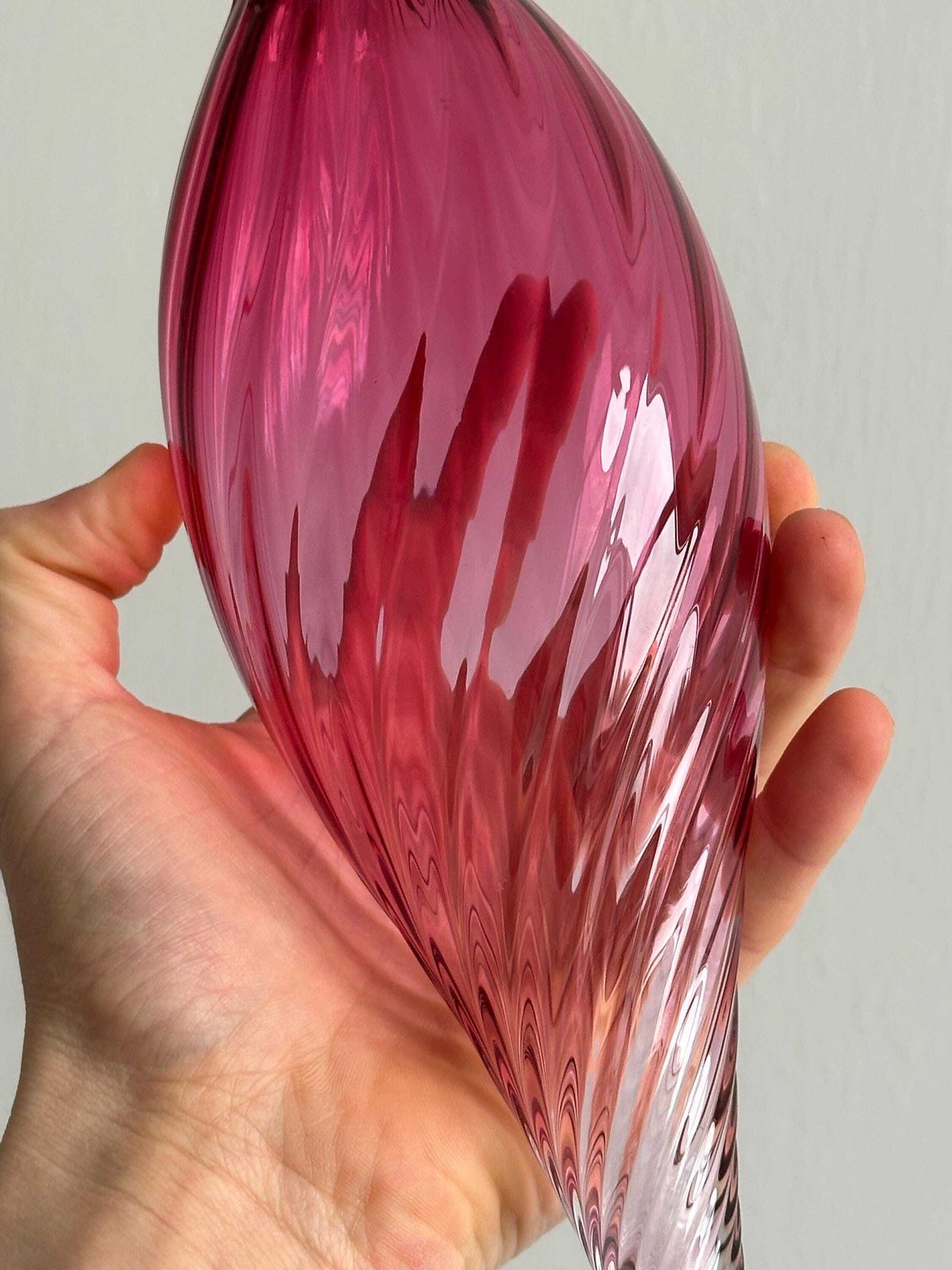Vase en verre soufflé torsadé rose, Cristallerie Du Val Saint Lambert photo vintage