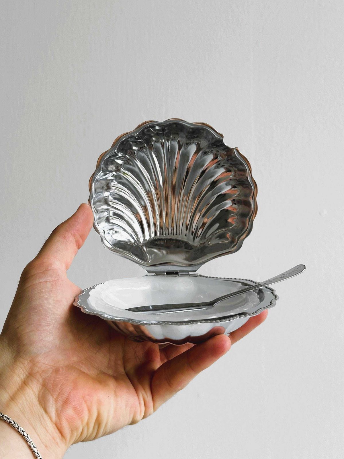 Stainless Steel Butter Dish In The Shape Of A Shell, Elegant Vintage Butter Dish With Small Spoon, Refined Object For A Chic Table, Tableware photo vinterior