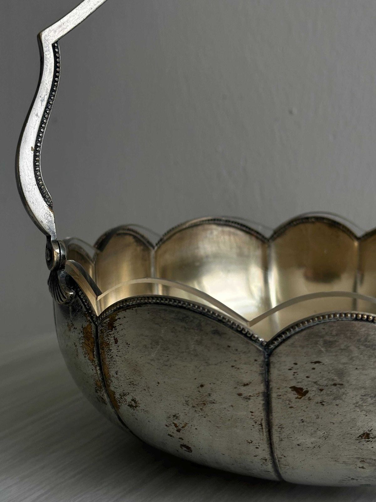 Plat d'époque en verre et métal argenté, saladier ou coupe à compote, présentation de table raffinée pour un buffet élégant photo for sale