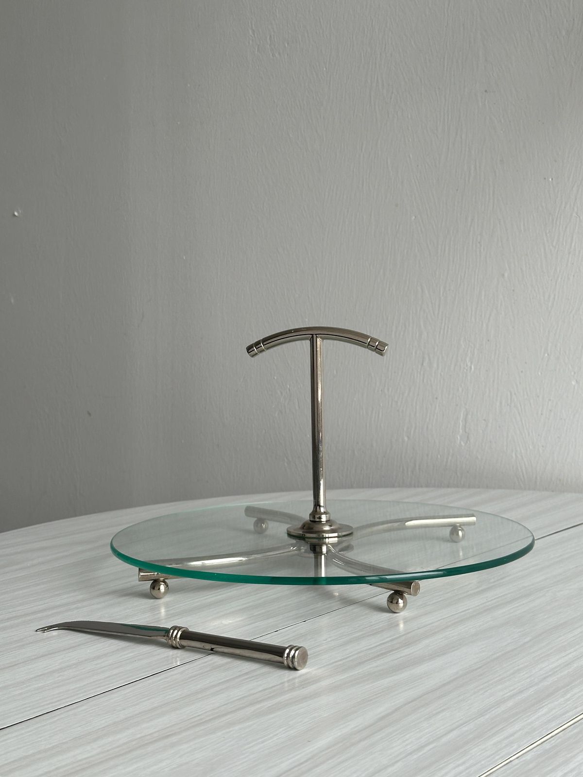 Plateau à fromage en verre et métal argenté, présentation élégante, décoration de table raffinée, art de la table, cadeau, verre épais photo for sale