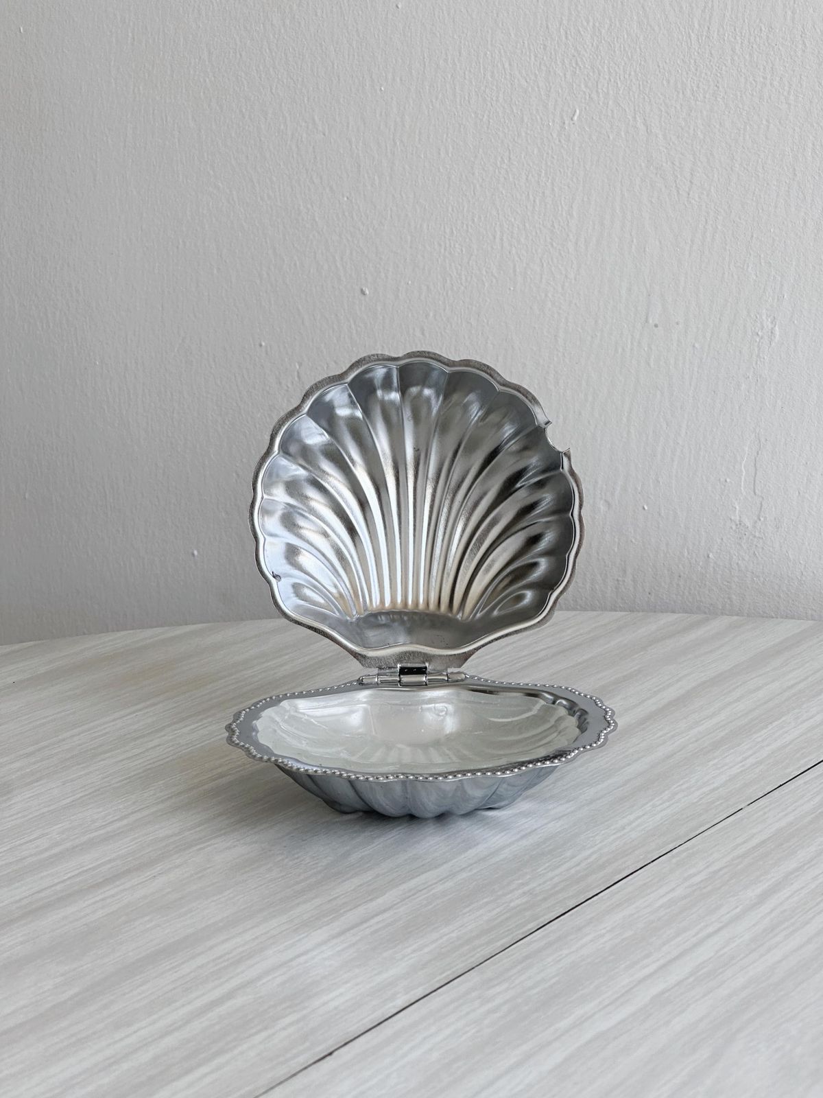 Beurrier en métal avec couvercle et cuillère, pot à caviar, motif coquille, métal brillant, art de la table en métal chromé photo furniture
