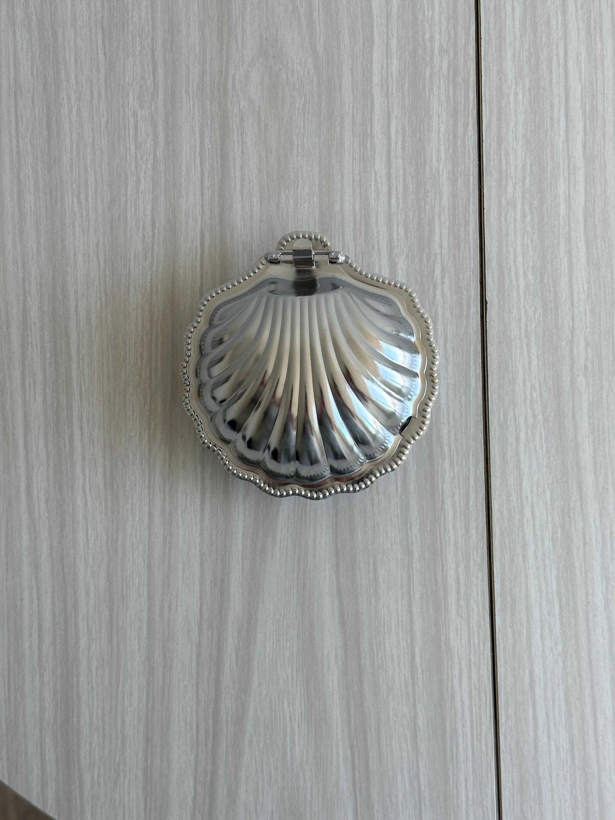 Beurrier en métal avec couvercle et cuillère, pot à caviar, motif coquille, métal brillant, art de la table en métal chromé photo 70.0