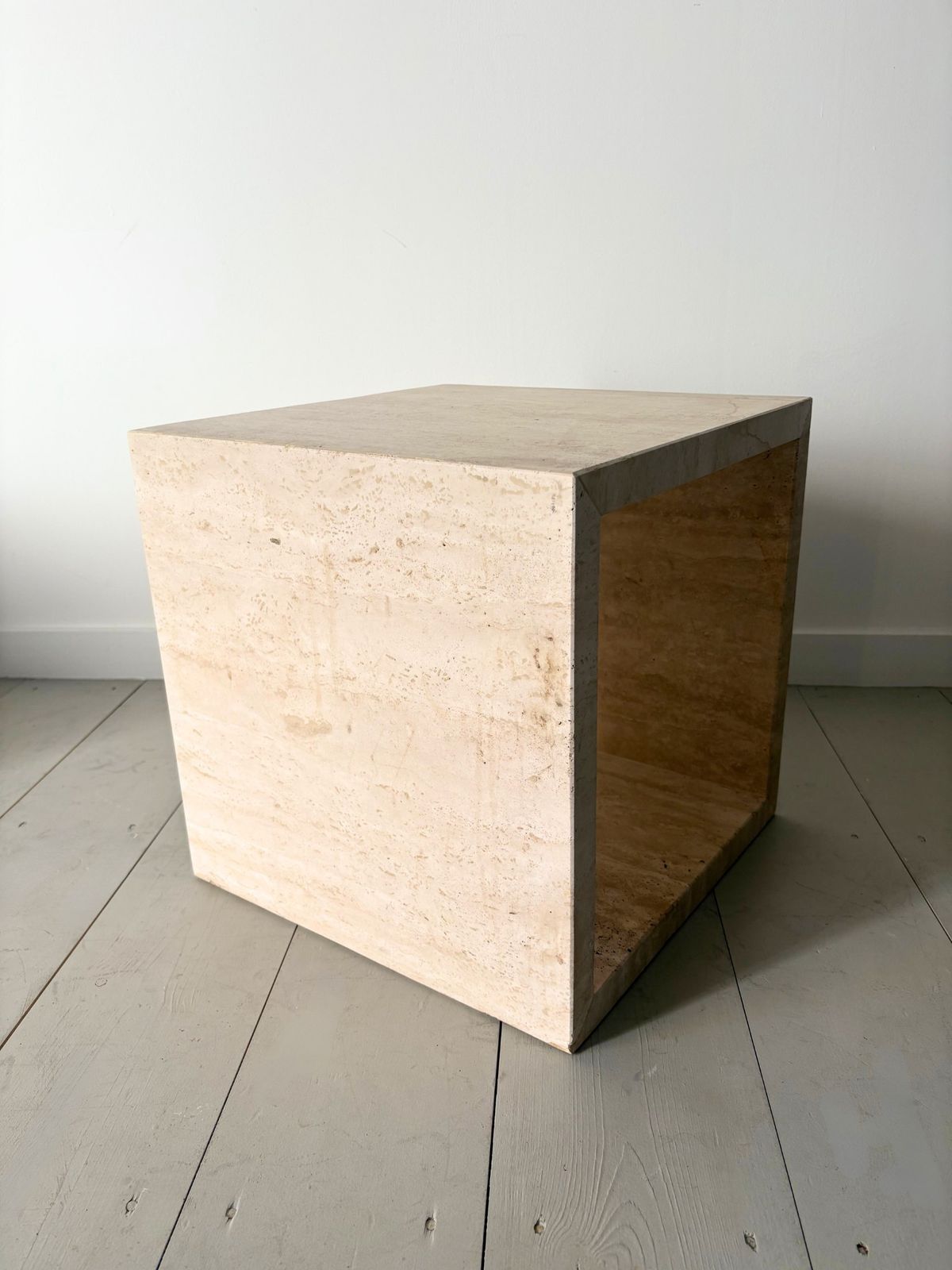 photo vintage Travertine Marble Cube Tables Vintage 20th Century Italian Side Table Stools, Set Of Two