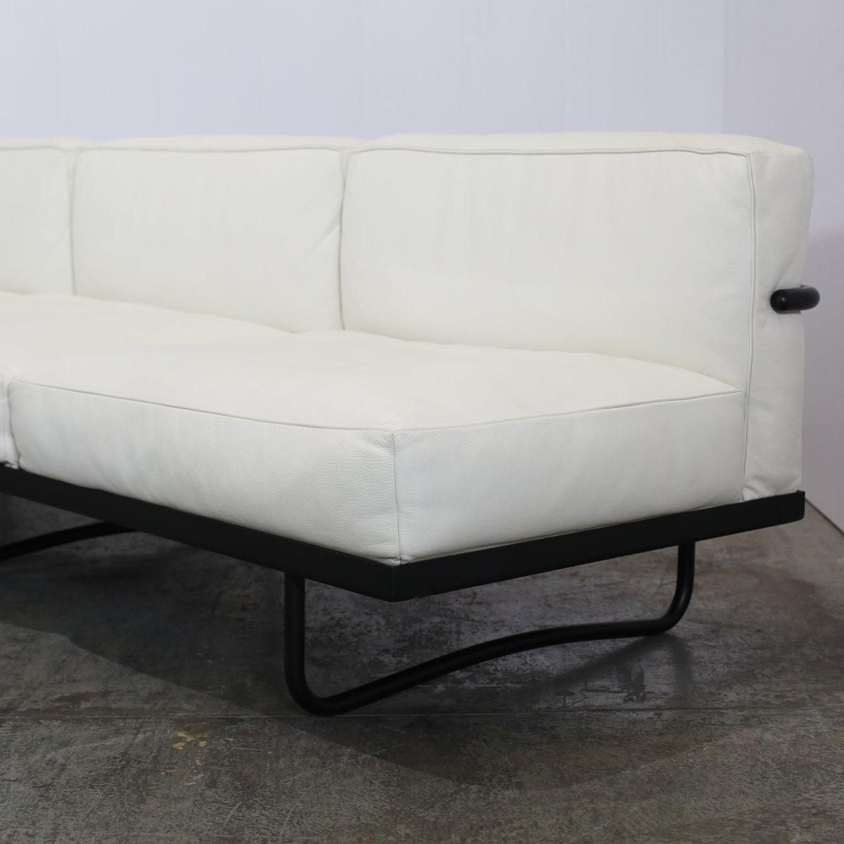 5 Canapé, Appartement Le Corbusier Three Seater In White Leather With Black Fram photo vinterior