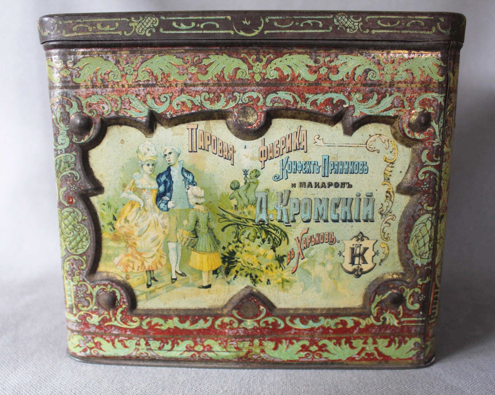photo furniture Antiek Groot Blikken Doosje, 19e Eeuw, Russisch Keizerrijk, Verzamelobject, Gedreven Reliëf, Winkelblik