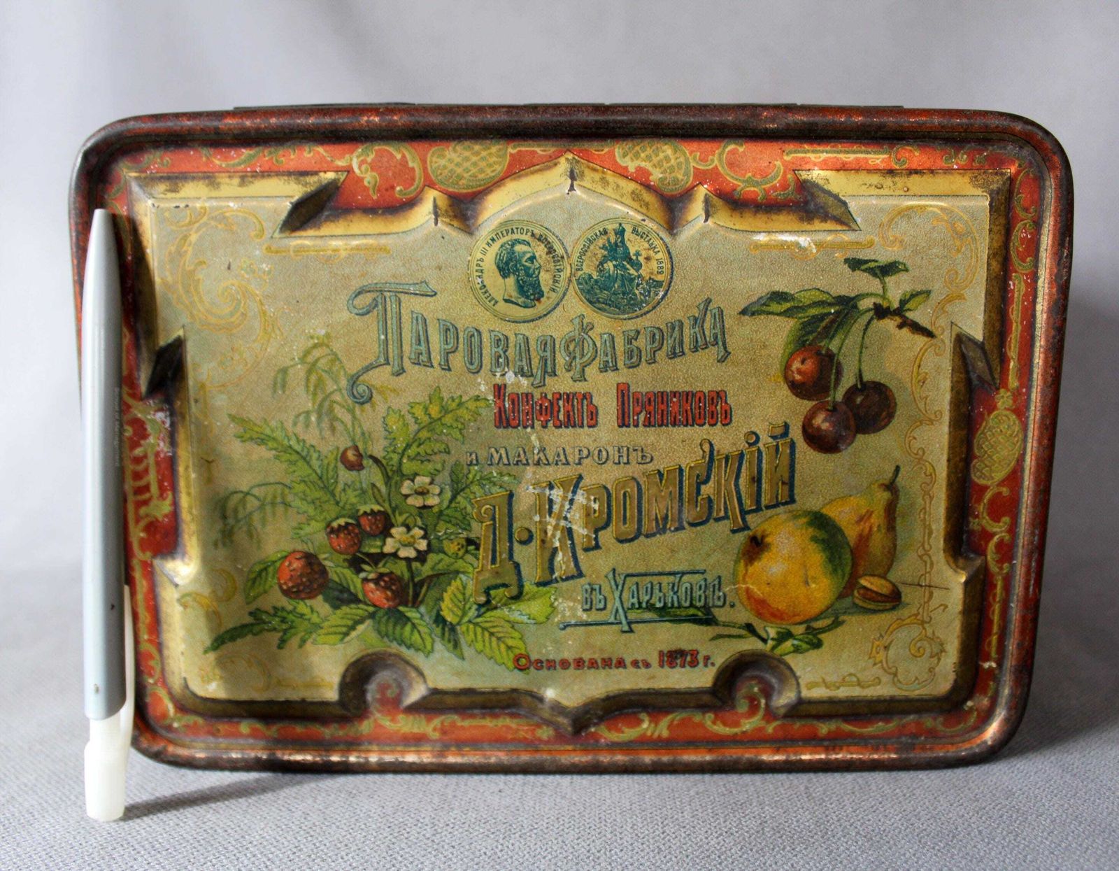 photo vinterior Antiek Groot Blikken Doosje, 19e Eeuw, Russisch Keizerrijk, Verzamelobject, Gedreven Reliëf, Winkelblik