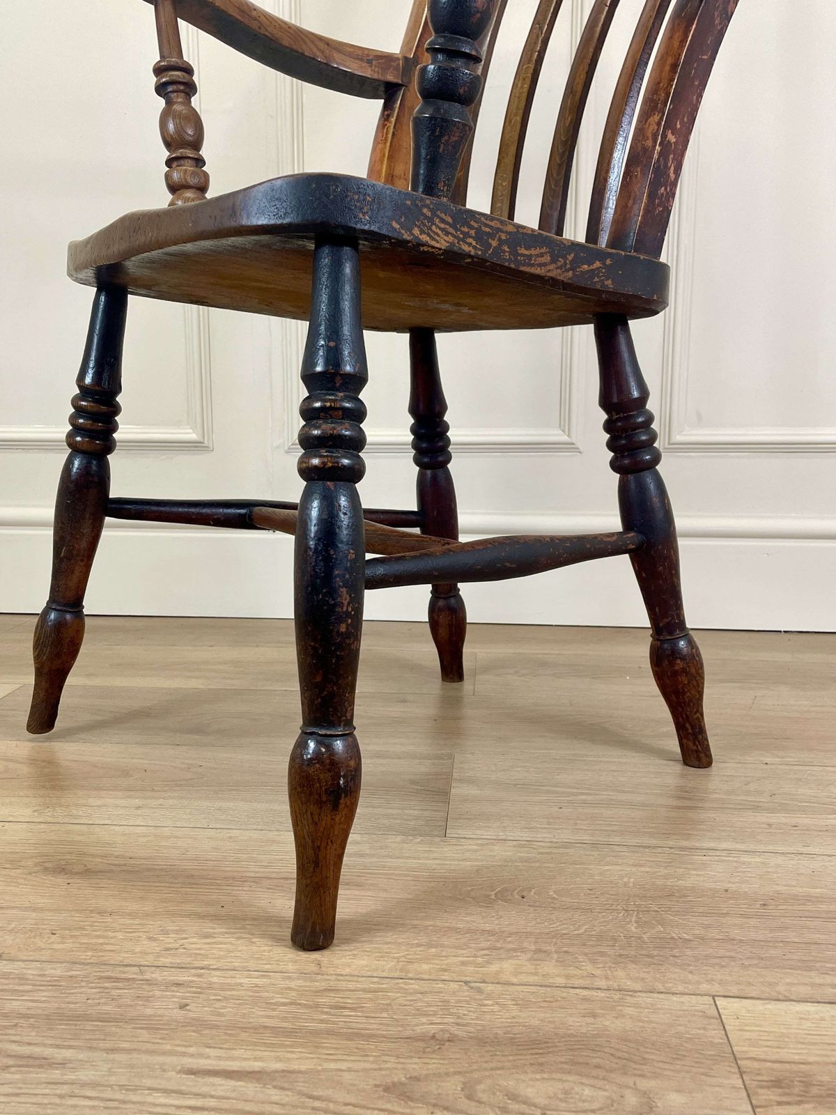 photo vinterior Antique Victorian Farmhouse Lathe Back Arm Chair