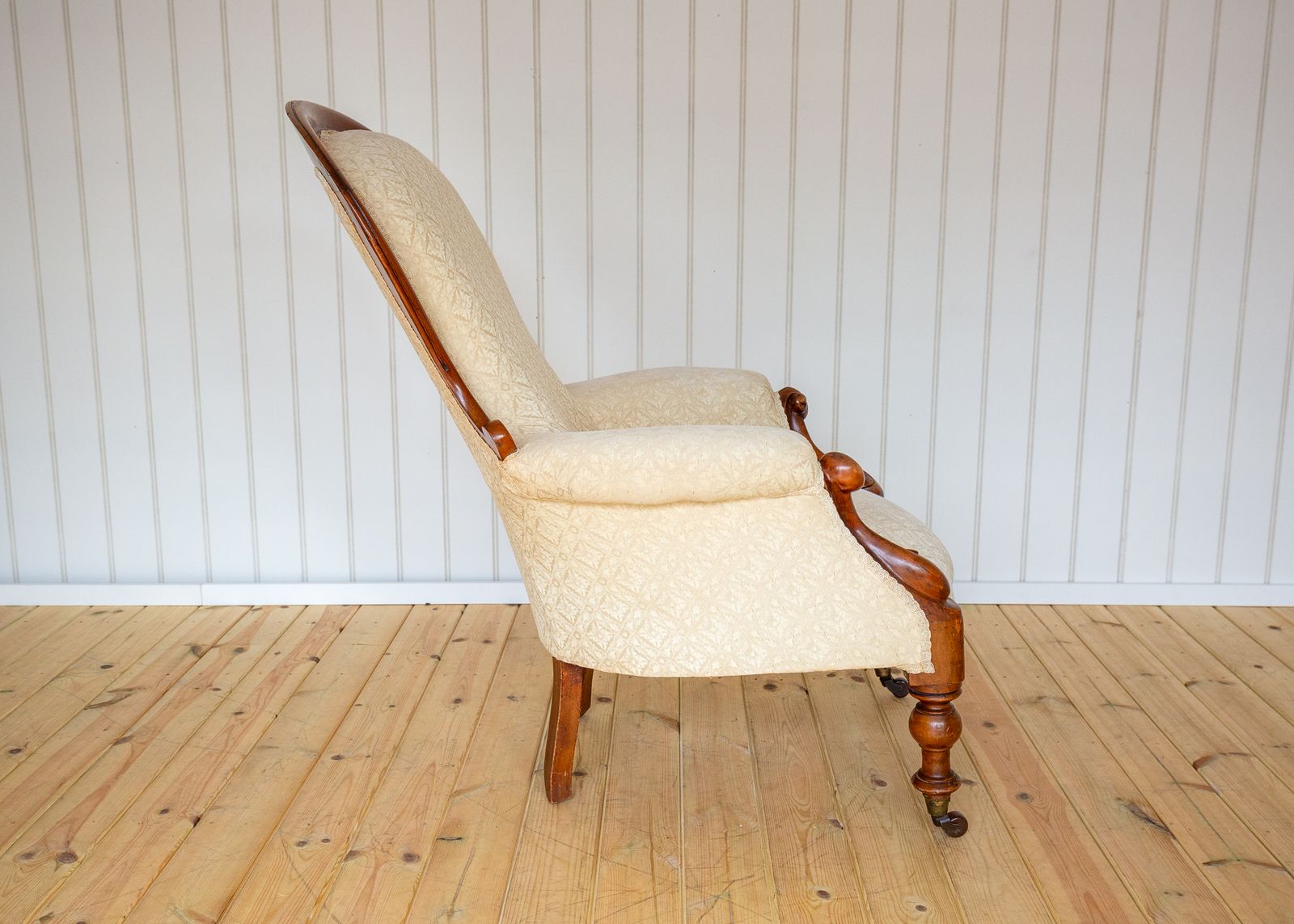 photo vintage Victorian Walnut Armchair Fine Country House Salon Parlour Show Frame Spoon Back Cream Antiqu.E Reception Reading Lounge C.Hair