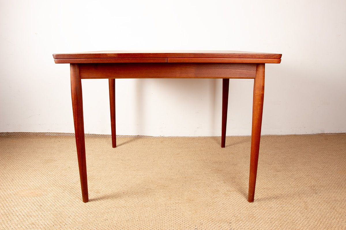 2500.0 Table à manger danoise carrée et extensible en teck, modèle 592, par Arne Vodder pour Sibast, 1960. photo