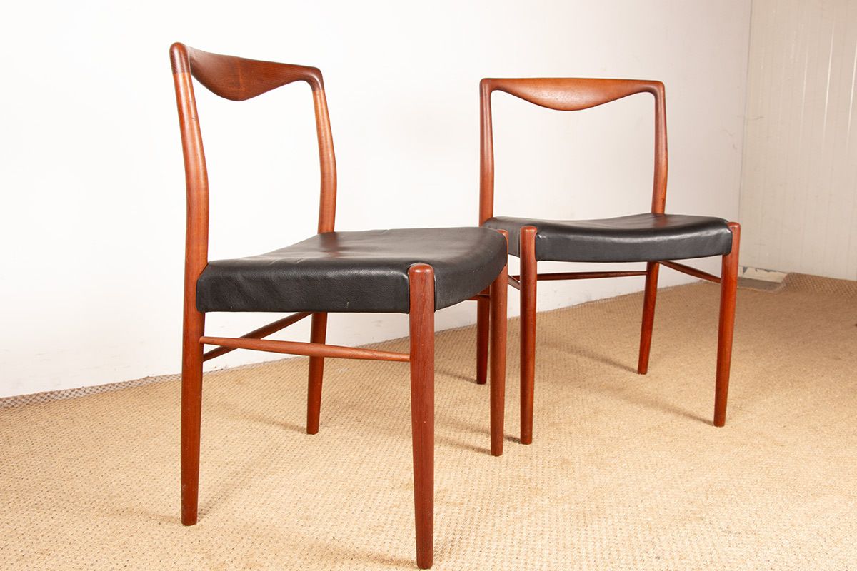 photo vintage Pair Of Danish Teak And Skai Chairs By Lyngfeldt Larsen For Soren Willadsen Mobelfabrik 1960.