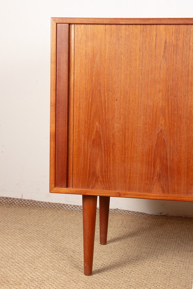 Buffet danois en teck modèle 42 par Kai Kristiansen pour Feldballes Mobelfabrik, 1960. photo vinterior