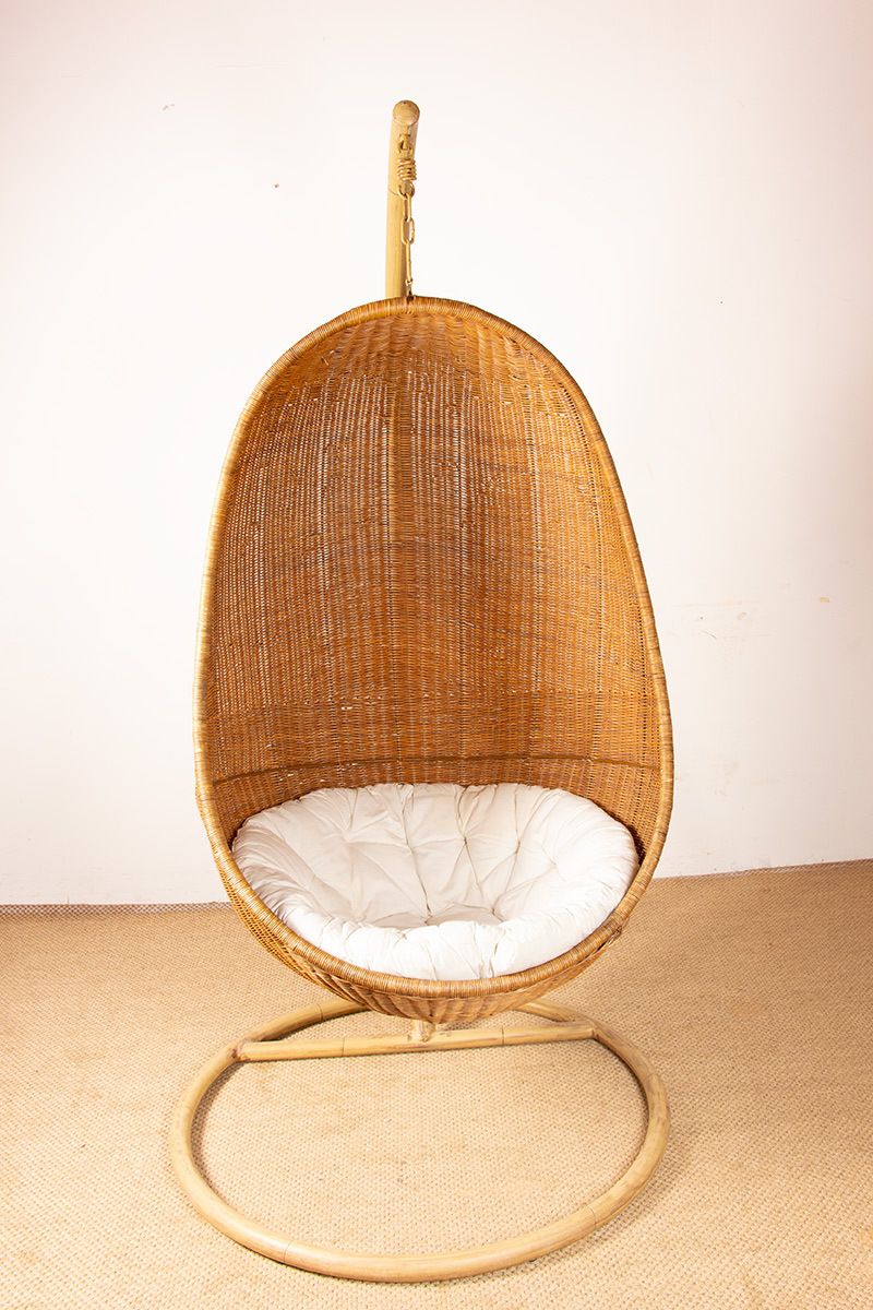 Fauteuil danois en rotin tressé, avec son support en métal, fauteuil suspendu œuf, attribué à Nanna Ditzel. photo Mobilier