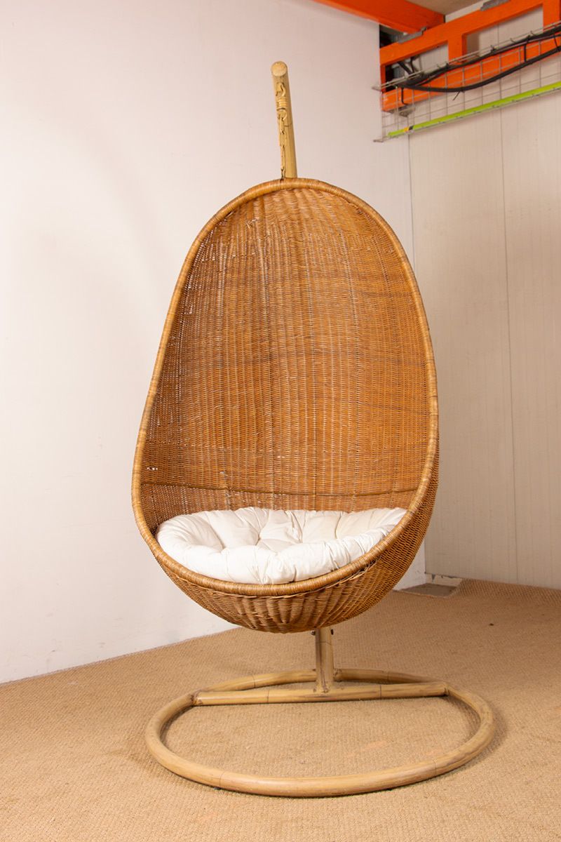 Fauteuil danois en rotin tressé, avec son support en métal, fauteuil suspendu œuf, attribué à Nanna Ditzel. photo 4000.0