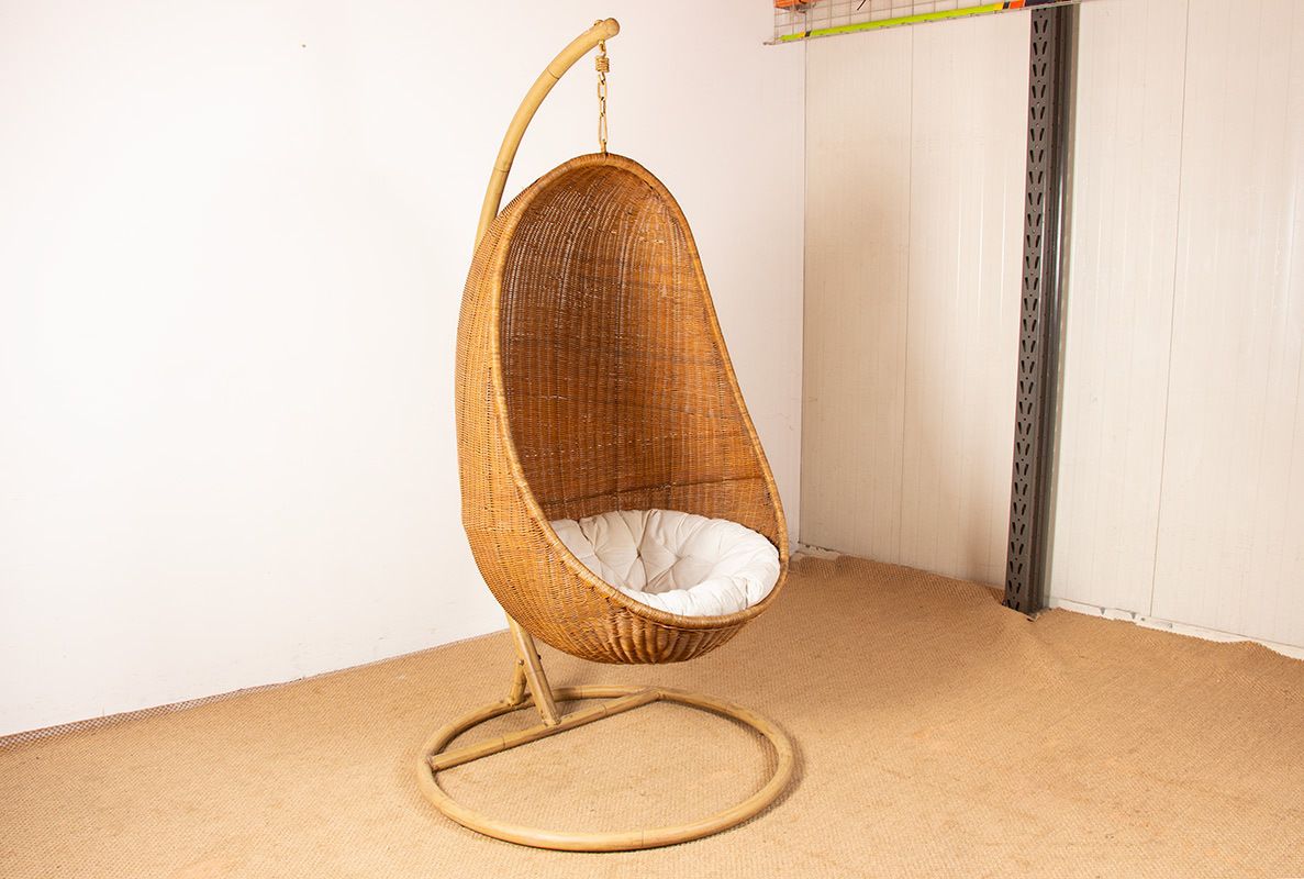 photo furniture Fauteuil danois en rotin tressé, avec son support en métal, fauteuil suspendu œuf, attribué à Nanna Ditzel.