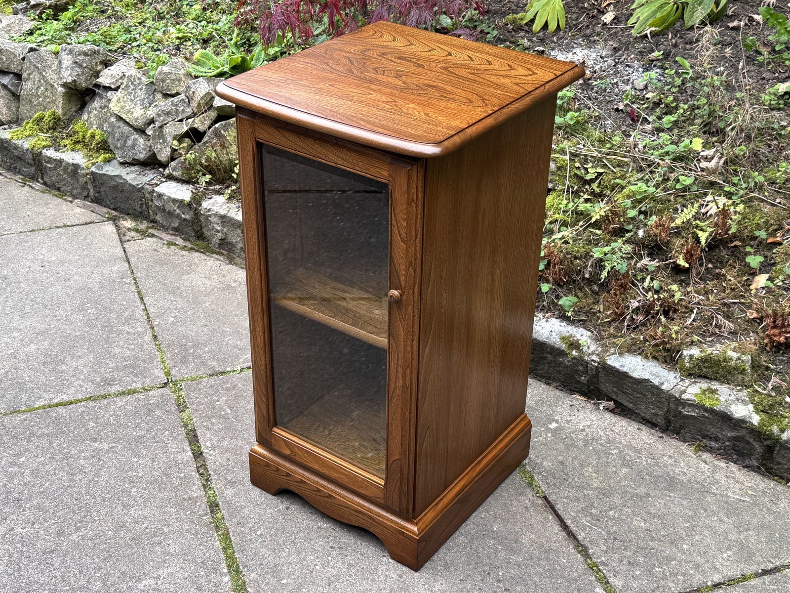 photo vintage An Ercol Warwick Golden Dawn Elm Cd Hi Fi Storage Cabinet / Media Stand