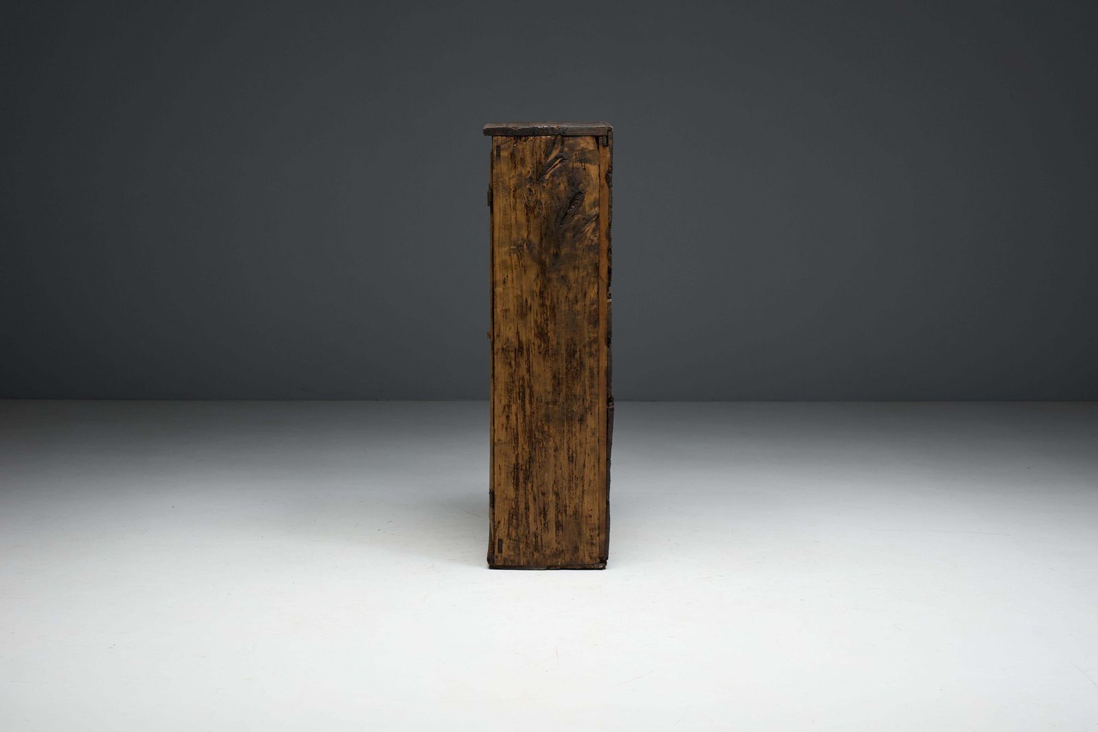 photo vinterior Rustic Travail Populaire Cabinet, France, Late 18th Century