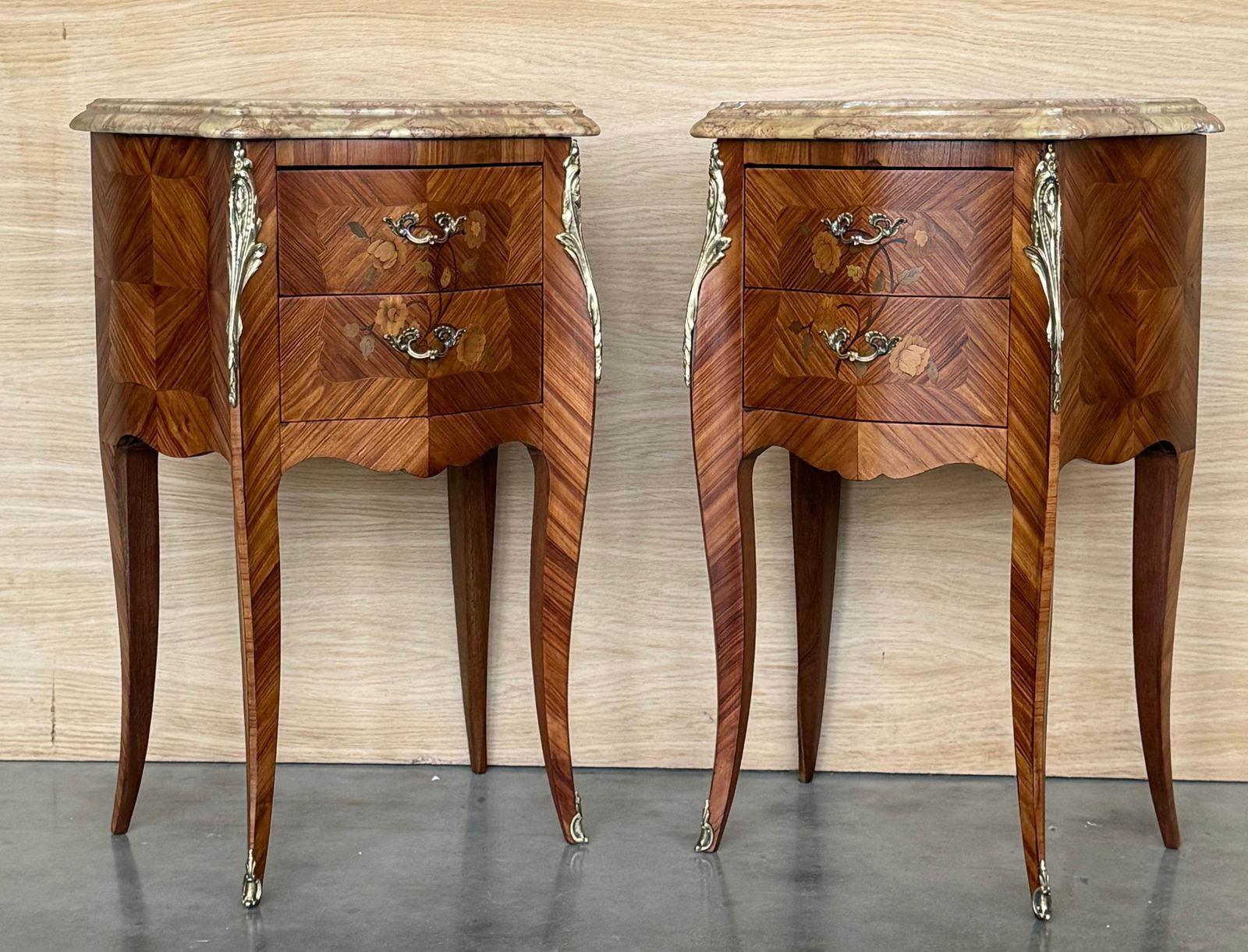 Paire de tables de chevet d'époque Louis XV en marqueterie, plateau en marbre, France photo vintage