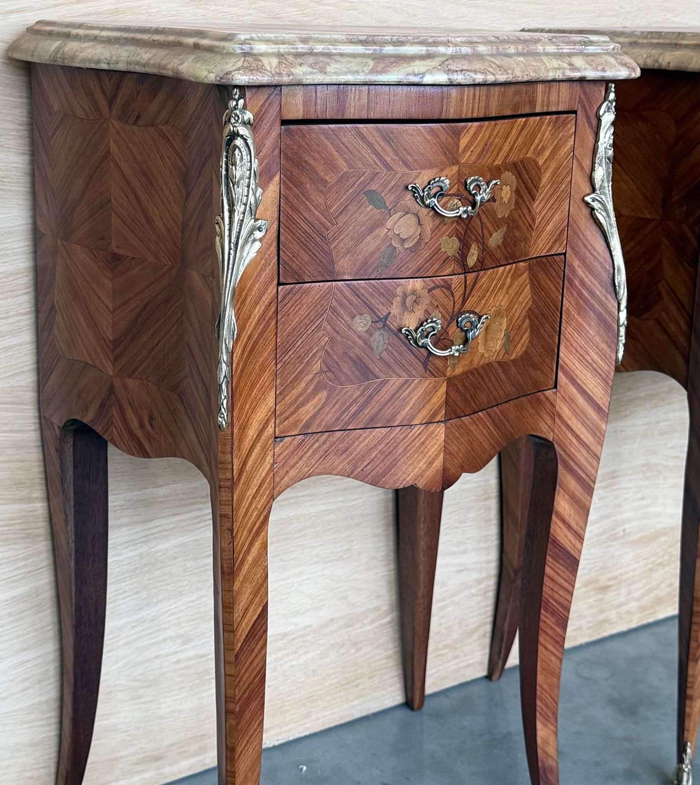 Mobilier Paire de tables de chevet d'époque Louis XV en marqueterie, plateau en marbre, France photo