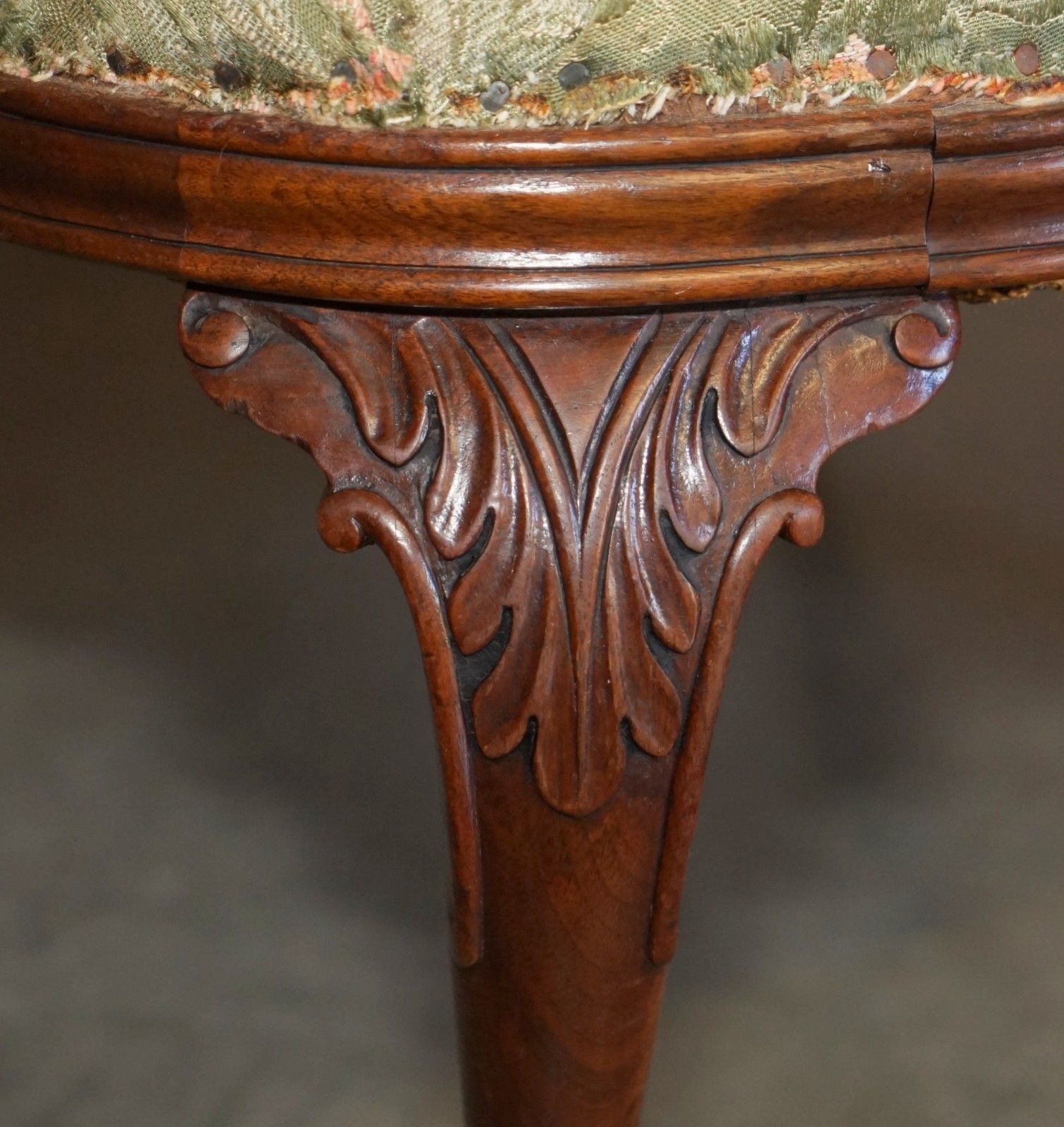 photo vintage Sublime Antique Howard & Son's William Morris Mahogany Framed Wingback Armchair