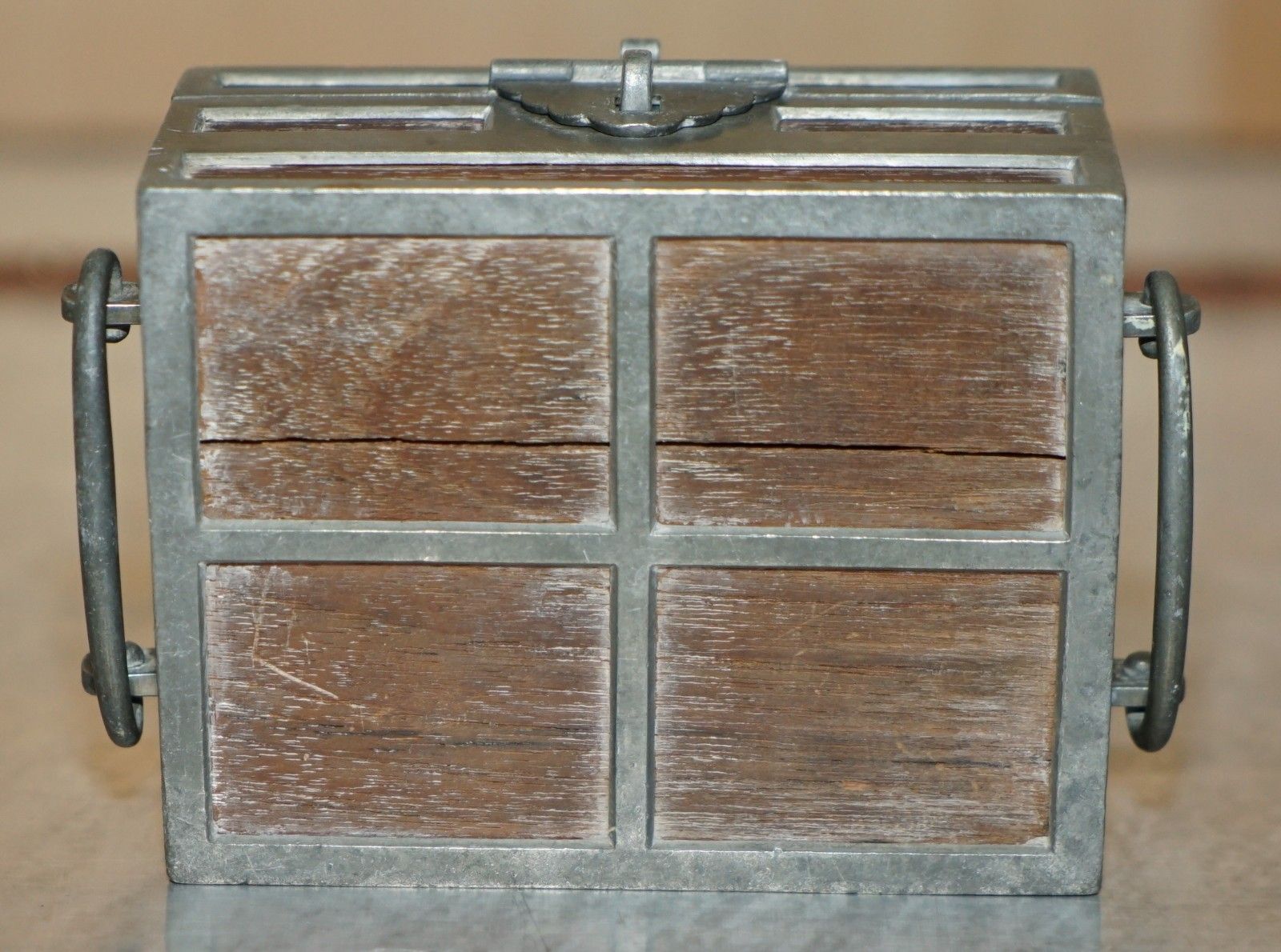 photo vinterior Antique Circa 1920 Chinese Kut Hing Pewter & Wood Carved Dragon Jewellery Box