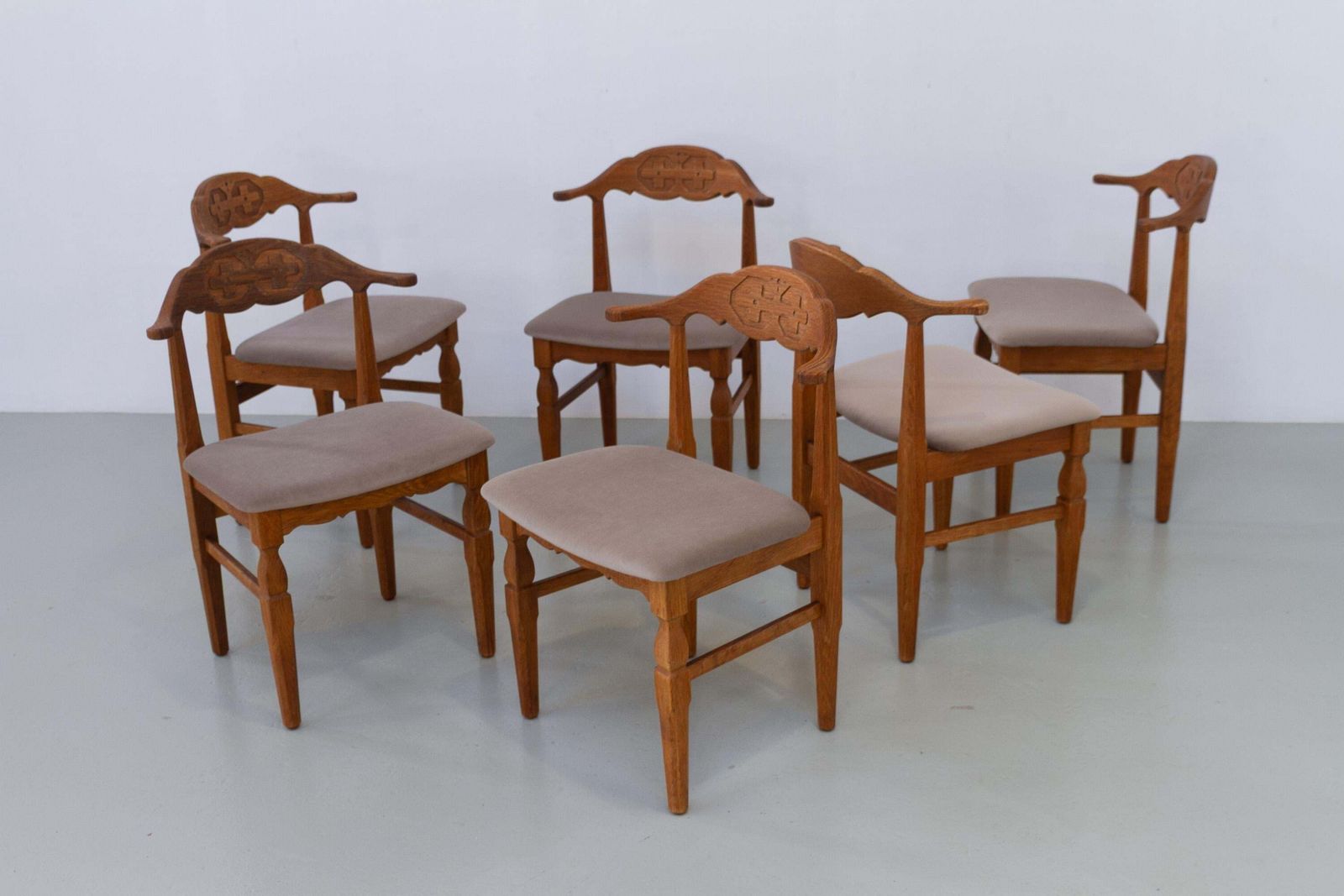 photo vinterior Danish Brutalist Oak Dining Chairs By Henning Kjærnulf, 1960s. Set Of 6.