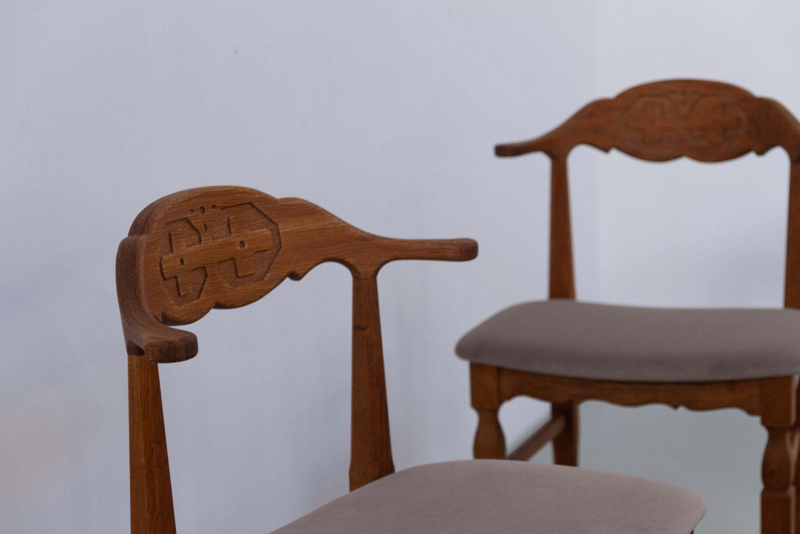 photo vintage Danish Brutalist Oak Dining Chairs By Henning Kjærnulf, 1960s. Set Of 6.