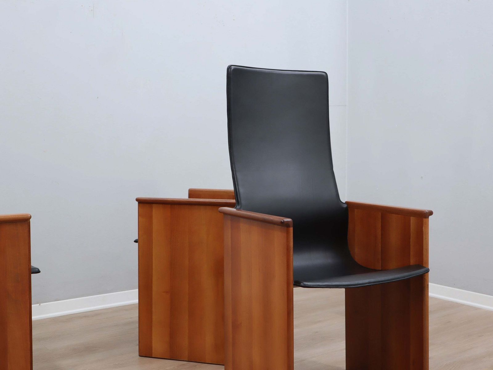 Set Of 4 Segesta Walnut And Black Letaher Chairs Stildomus 1970s photo vinterior