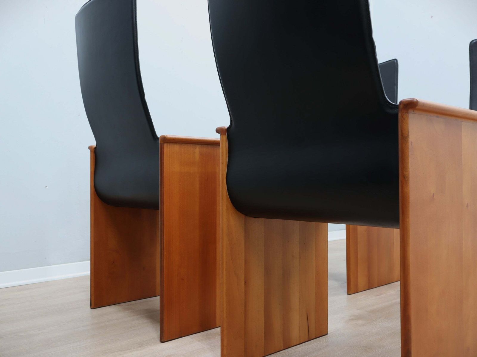 5200.0 Set Of 4 Segesta Walnut And Black Letaher Chairs Stildomus 1970s photo