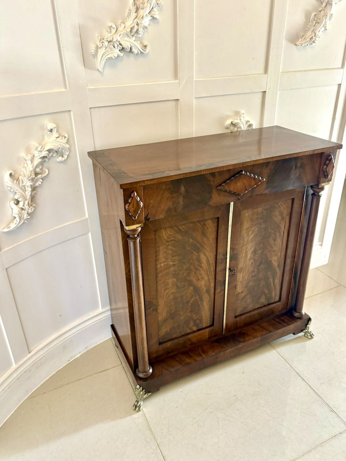 photo vinterior Fine Antique 19th Century Figured Mahogany Chiffonier Cabinet