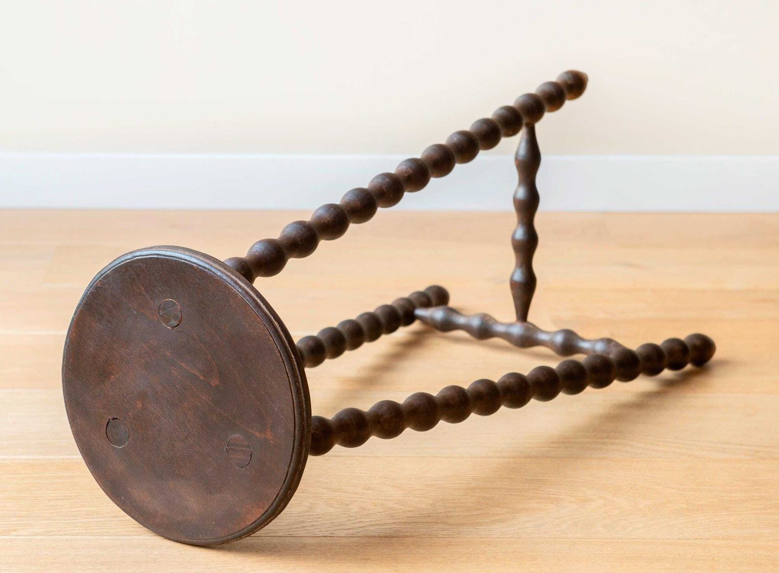Hoge Houten Kruk Met Gedraaide Spilpoten – Eiken Bijzettafel In Landelijke Stijl photo vintage