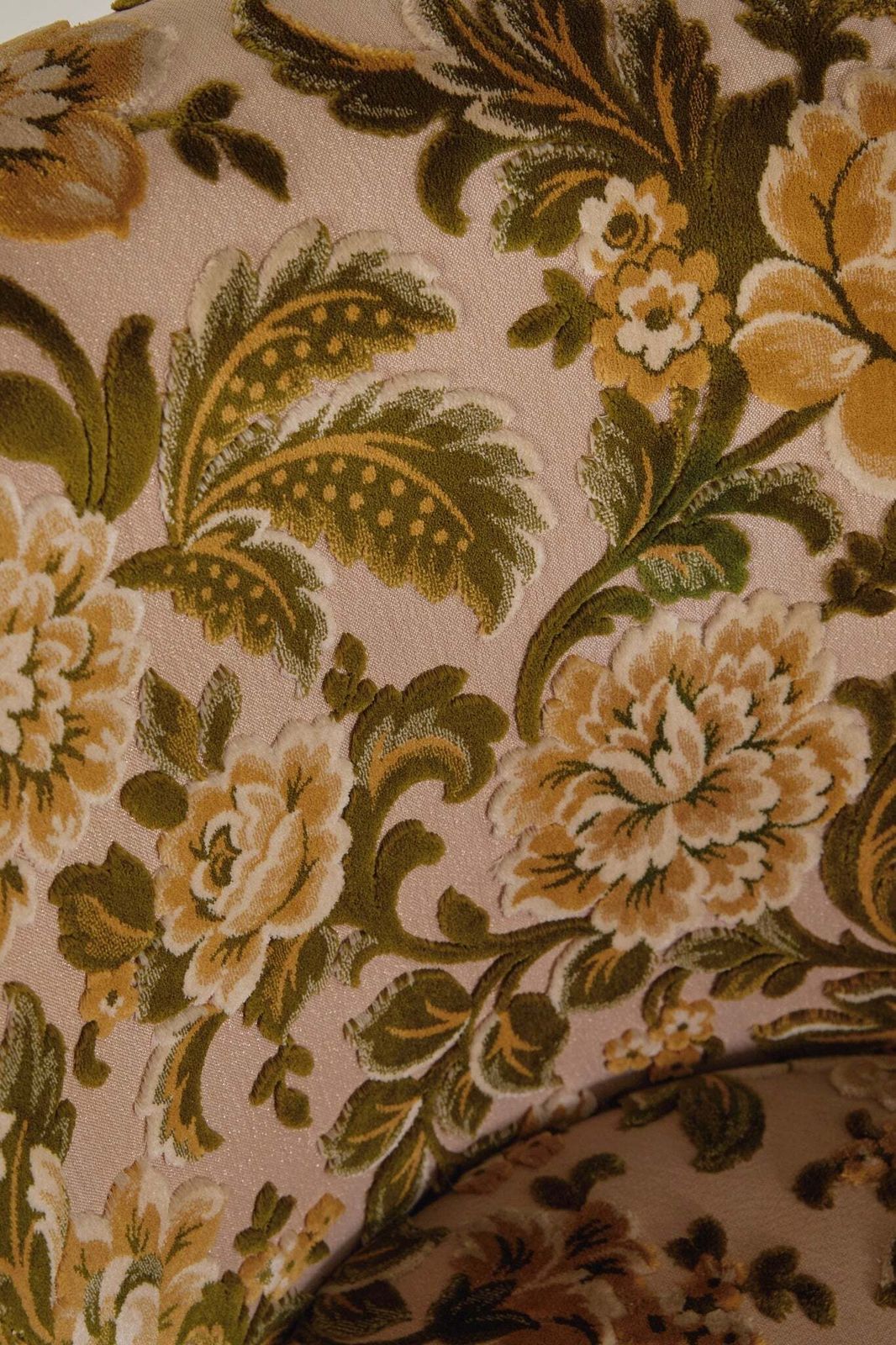 photo vinterior Italian Velvet Floral Sofa 1960s