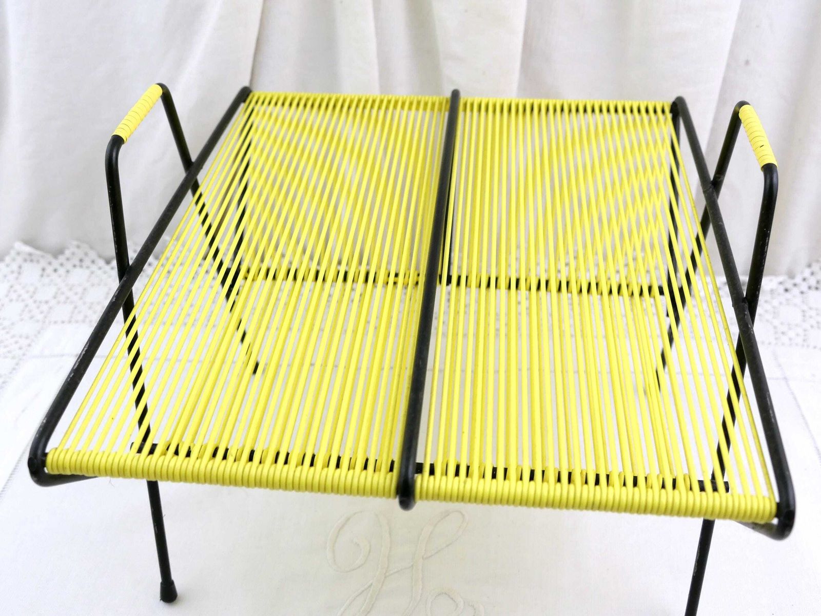 Vintage Franse Mid Century Modern Draagbare Platenhouder Met Felgeel Vinylkoord, Retro Mcm Hifi Accessoire Voor Opbergen, Muziekcentrum photo Meubels