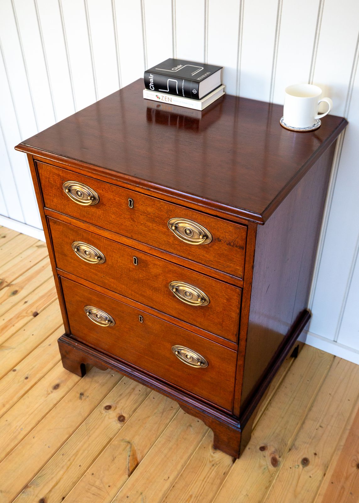 Georgian Mahogany Chest Of Drawers Country House Small Bachelor’s Office Bedside Compact Brass English Antiqu.E Early 19th Century photo Furniture