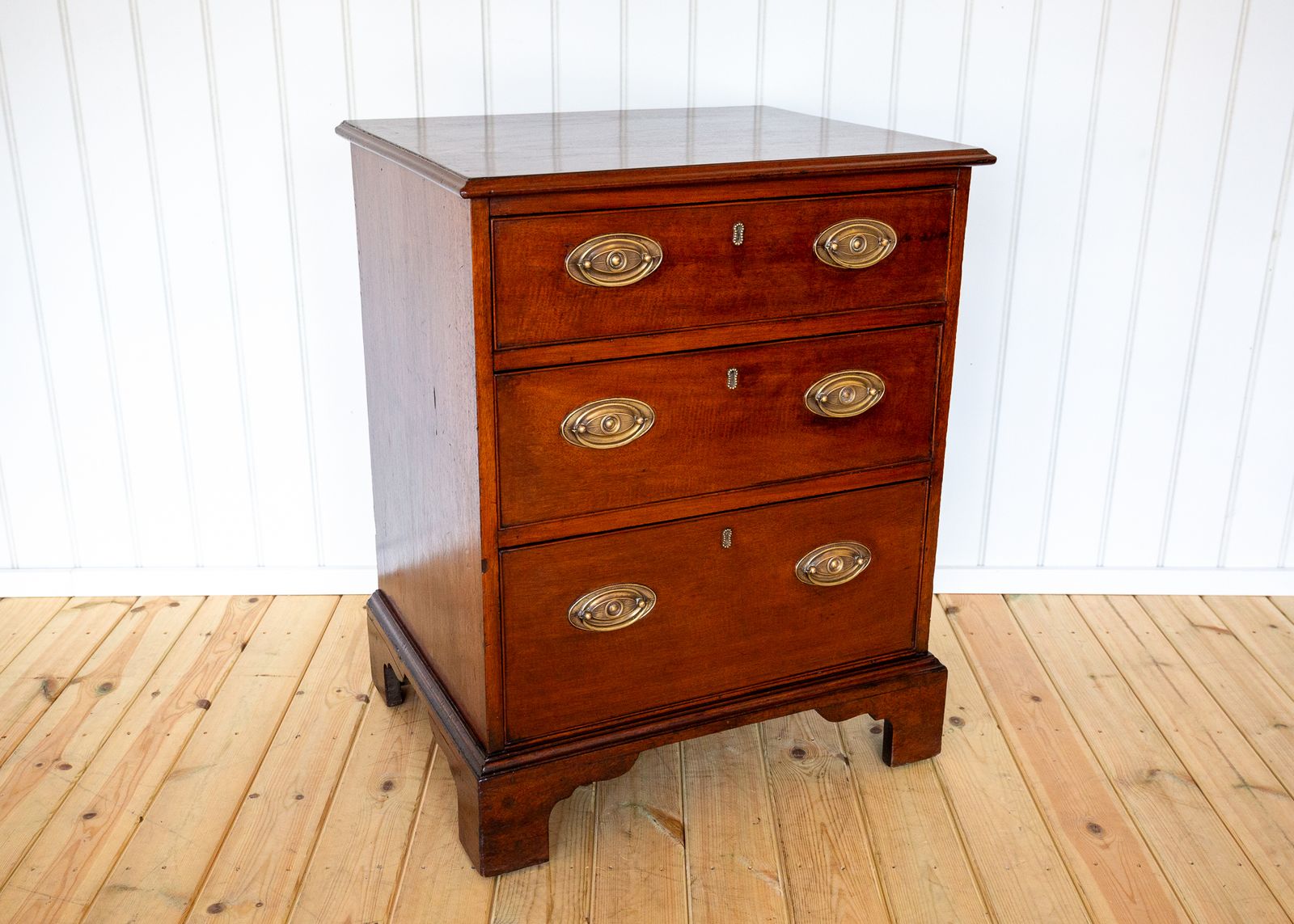 Georgian Mahogany Chest Of Drawers Country House Small Bachelor’s Office Bedside Compact Brass English Antiqu.E Early 19th Century