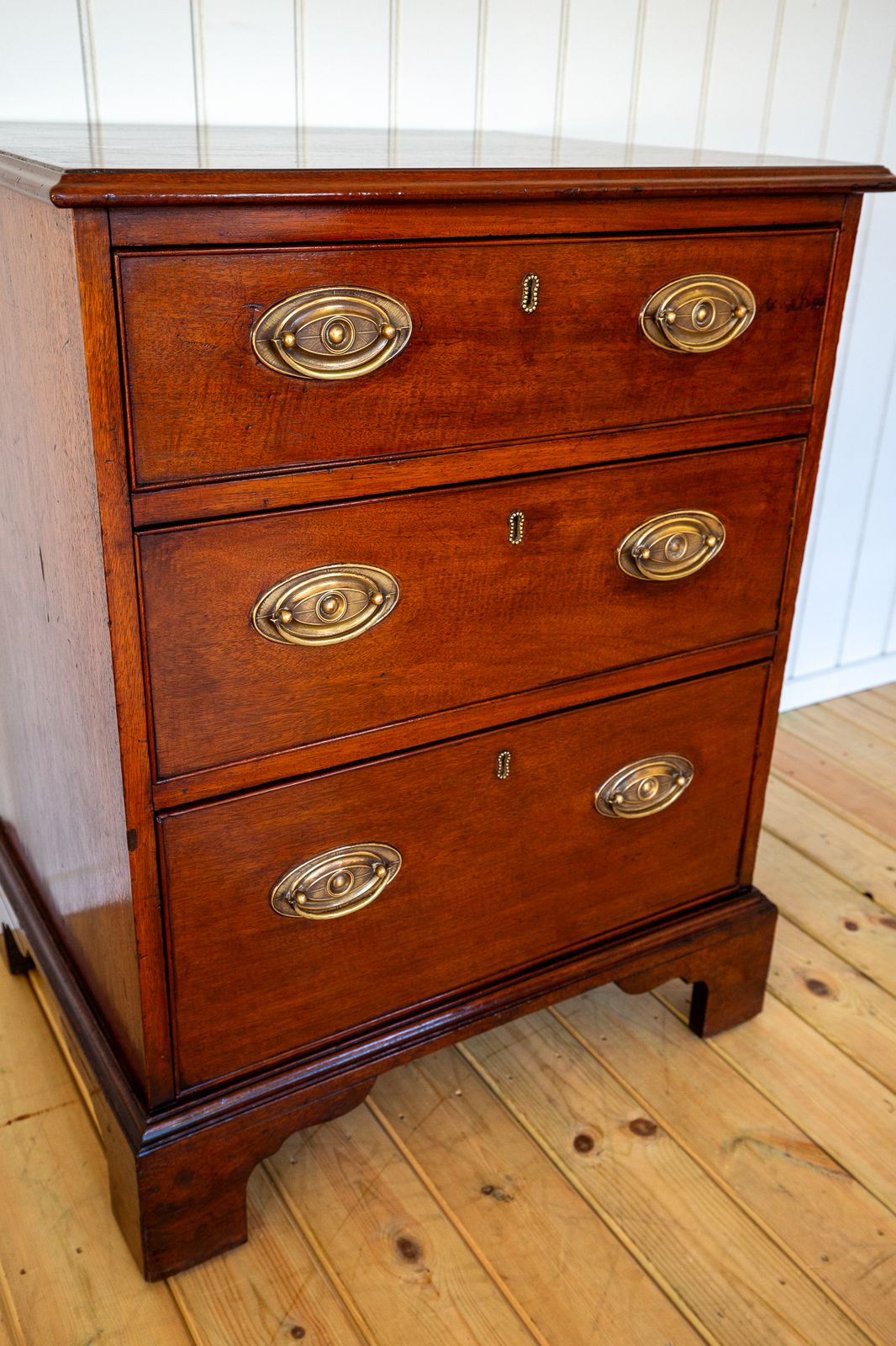 Georgian Mahogany Chest Of Drawers Country House Small Bachelor’s Office Bedside Compact Brass English Antiqu.E Early 19th Century photo 2250.0