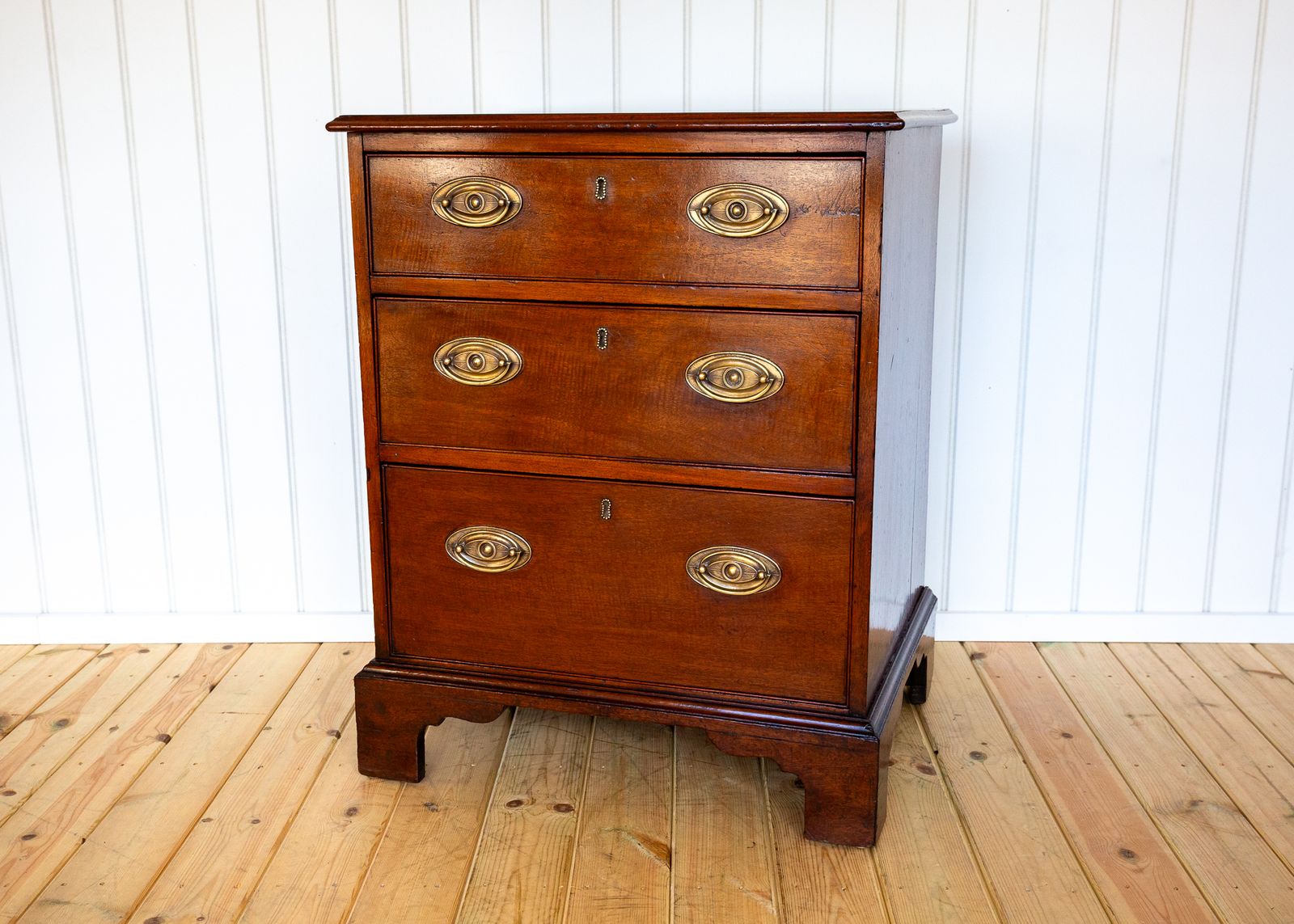 Furniture Georgian Mahogany Chest Of Drawers Country House Small Bachelor’s Office Bedside Compact Brass English Antiqu.E Early 19th Century photo