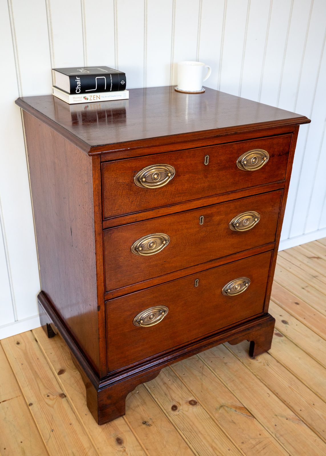 2250.0 Georgian Mahogany Chest Of Drawers Country House Small Bachelor’s Office Bedside Compact Brass English Antiqu.E Early 19th Century photo