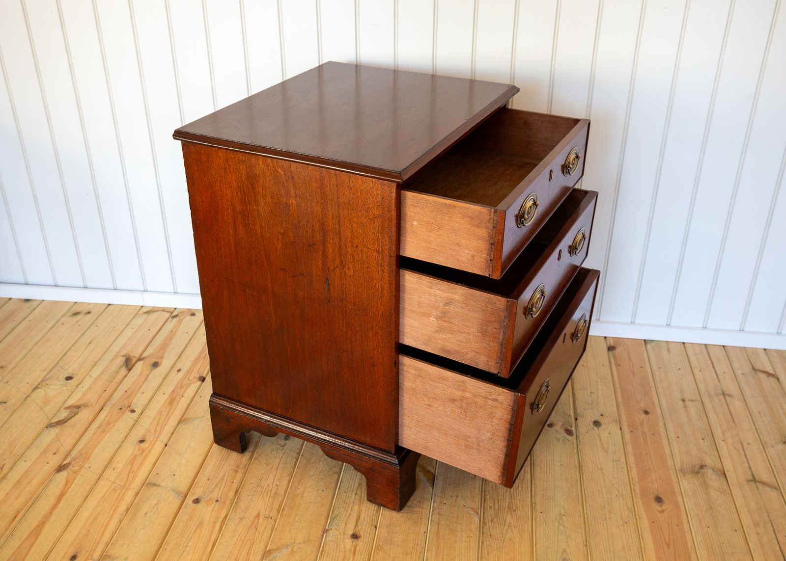 photo furniture Georgian Mahogany Chest Of Drawers Country House Small Bachelor’s Office Bedside Compact Brass English Antiqu.E Early 19th Century