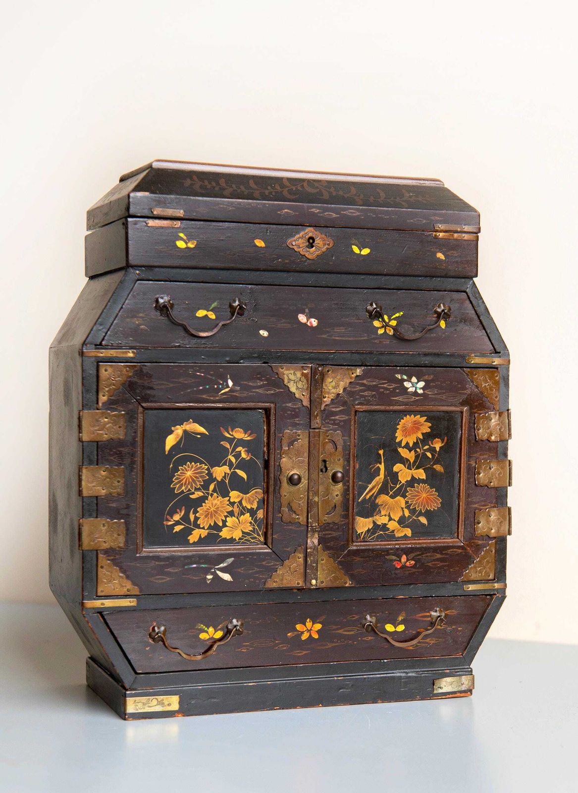 photo vintage Antique Japanese Cabinet – Meiji Period Lacquered Storage Box – Hand Painted Oriental Chest Of Drawers – Asian Jewelry Box