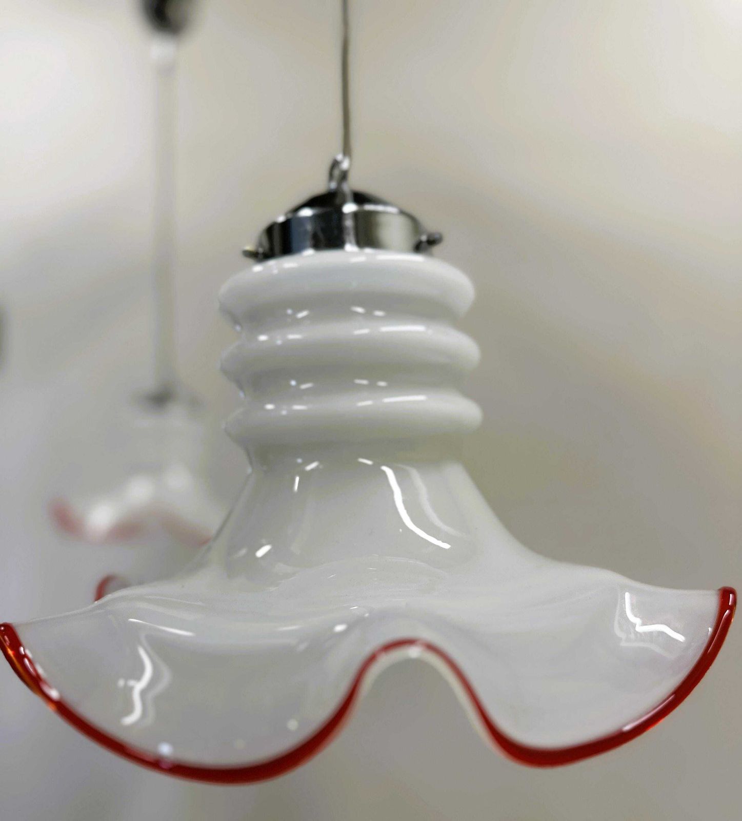Paar Italiaanse Murano Glazen Hanglampen Met Rode Rand, Jaren 1970, Italië. photo vintage