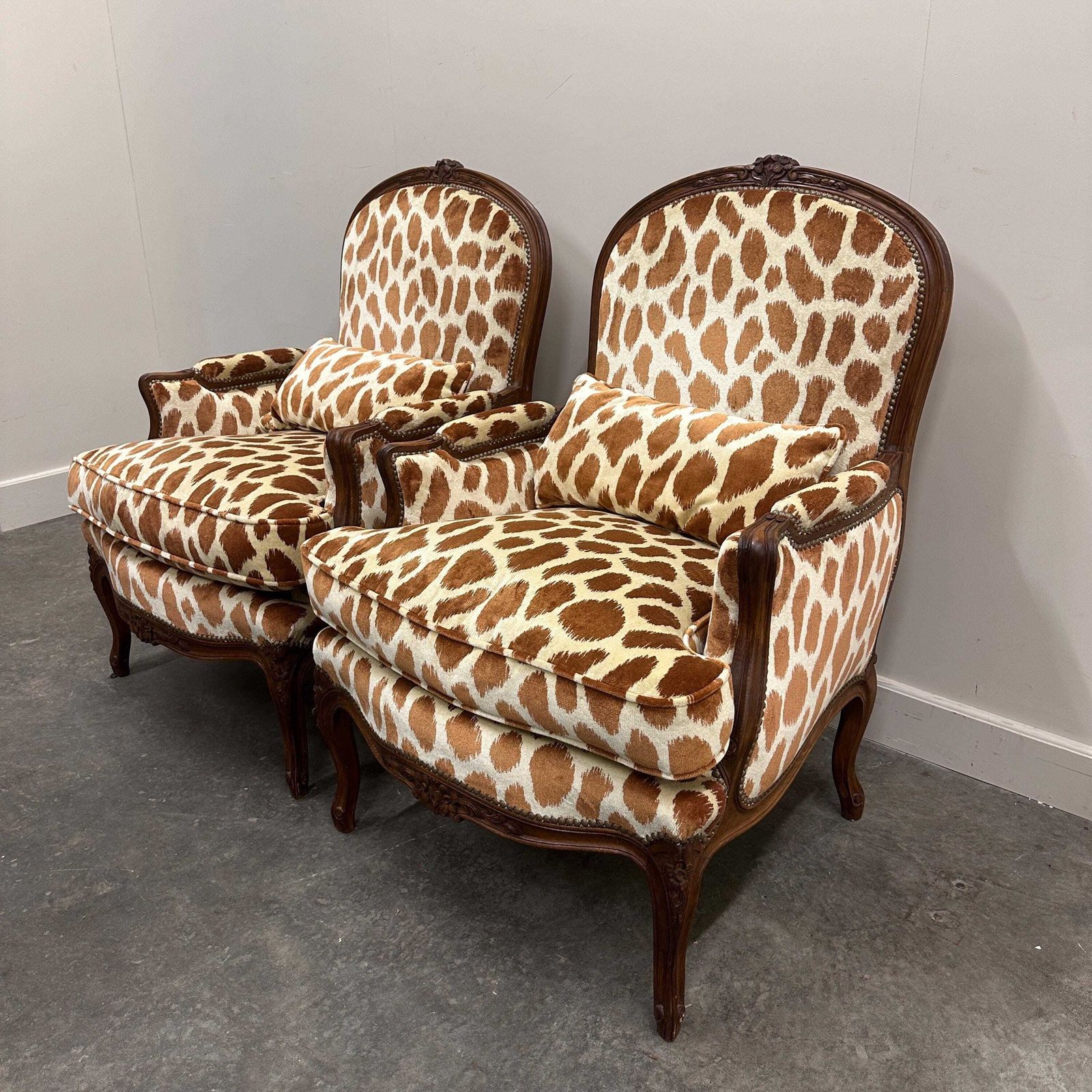 Paar Louis XV Stijl Fauteuils Met Giraf Velours Bekleding, Frankrijk, Ca. Jaren 1950 photo vinterior