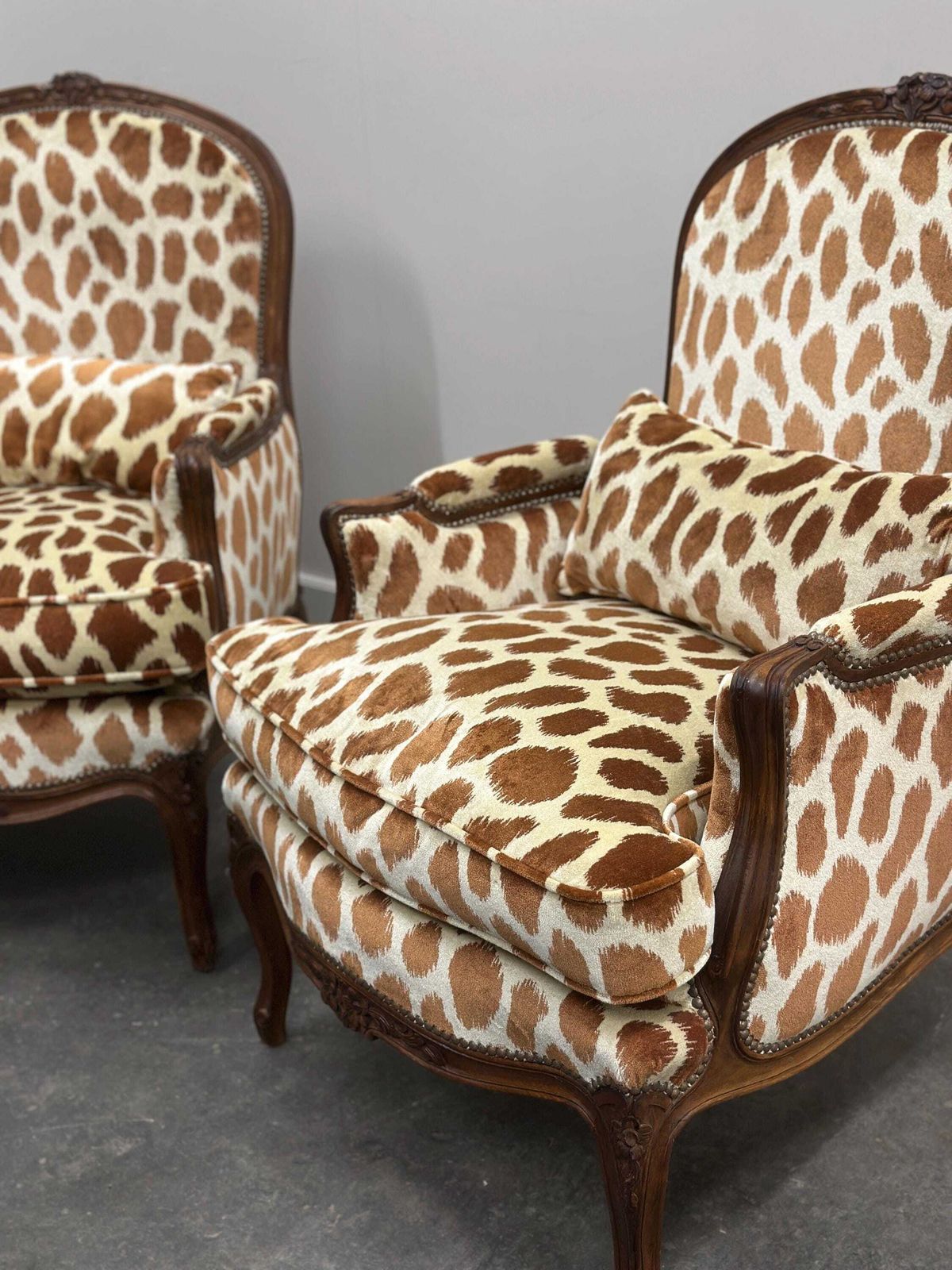 1739.0 Paar Louis XV Stijl Fauteuils Met Giraf Velours Bekleding, Frankrijk, Ca. Jaren 1950 photo