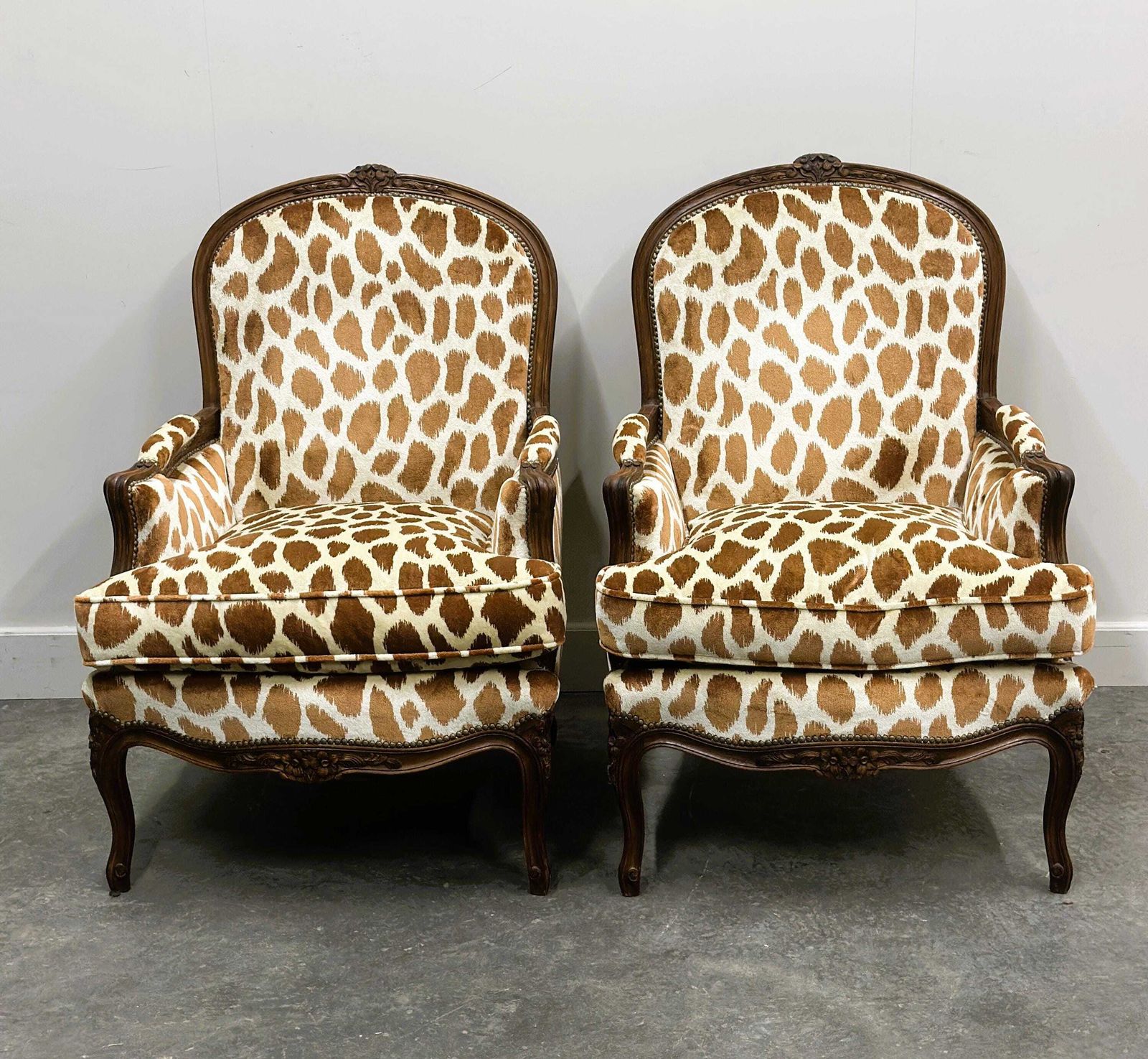 photo buy Paar Louis XV Stijl Fauteuils Met Giraf Velours Bekleding, Frankrijk, Ca. Jaren 1950